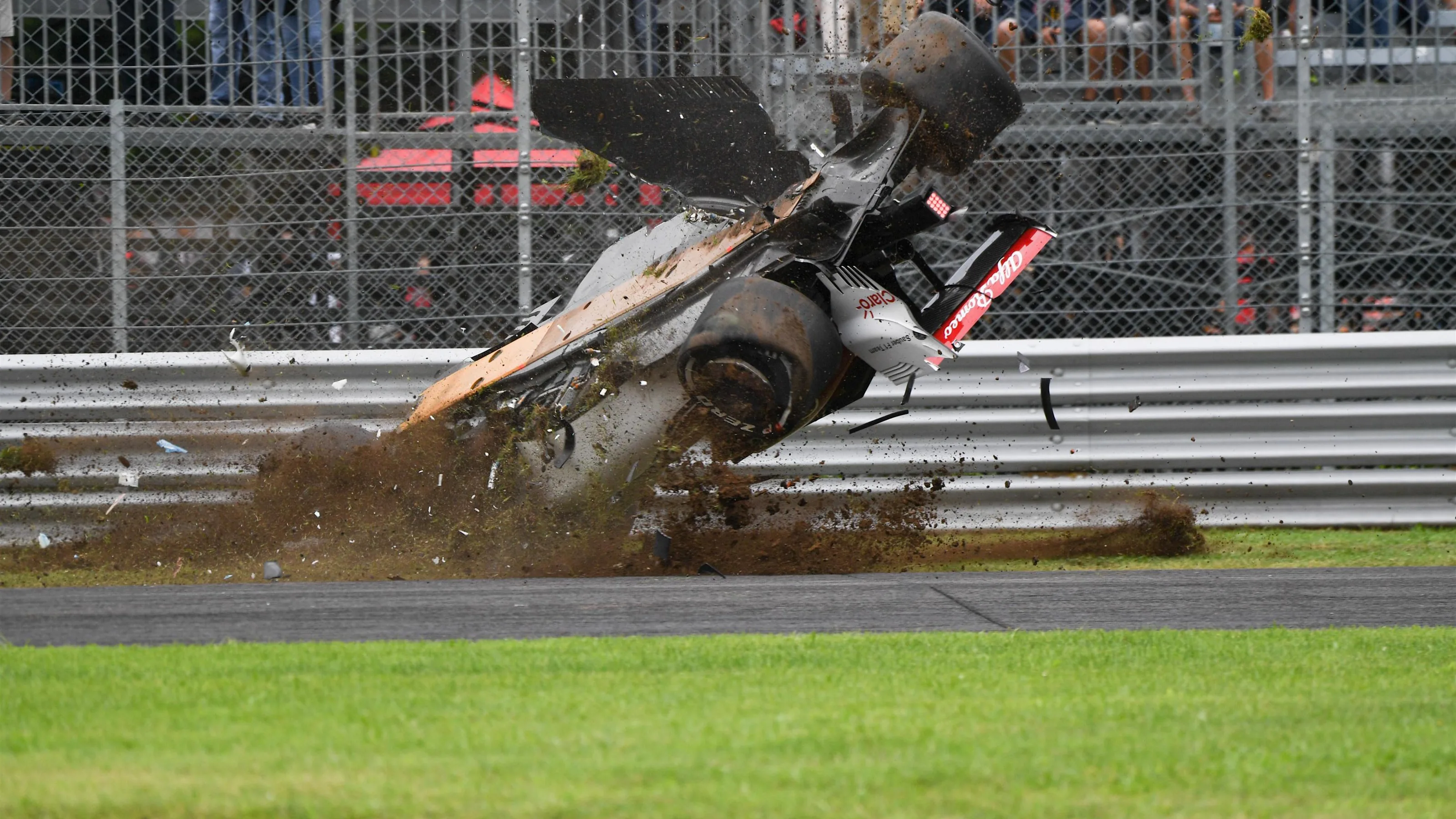 Marcus Ericsson, Alfa Romeo Sauber C37 suffered a big crash in FP2 at Formula One World