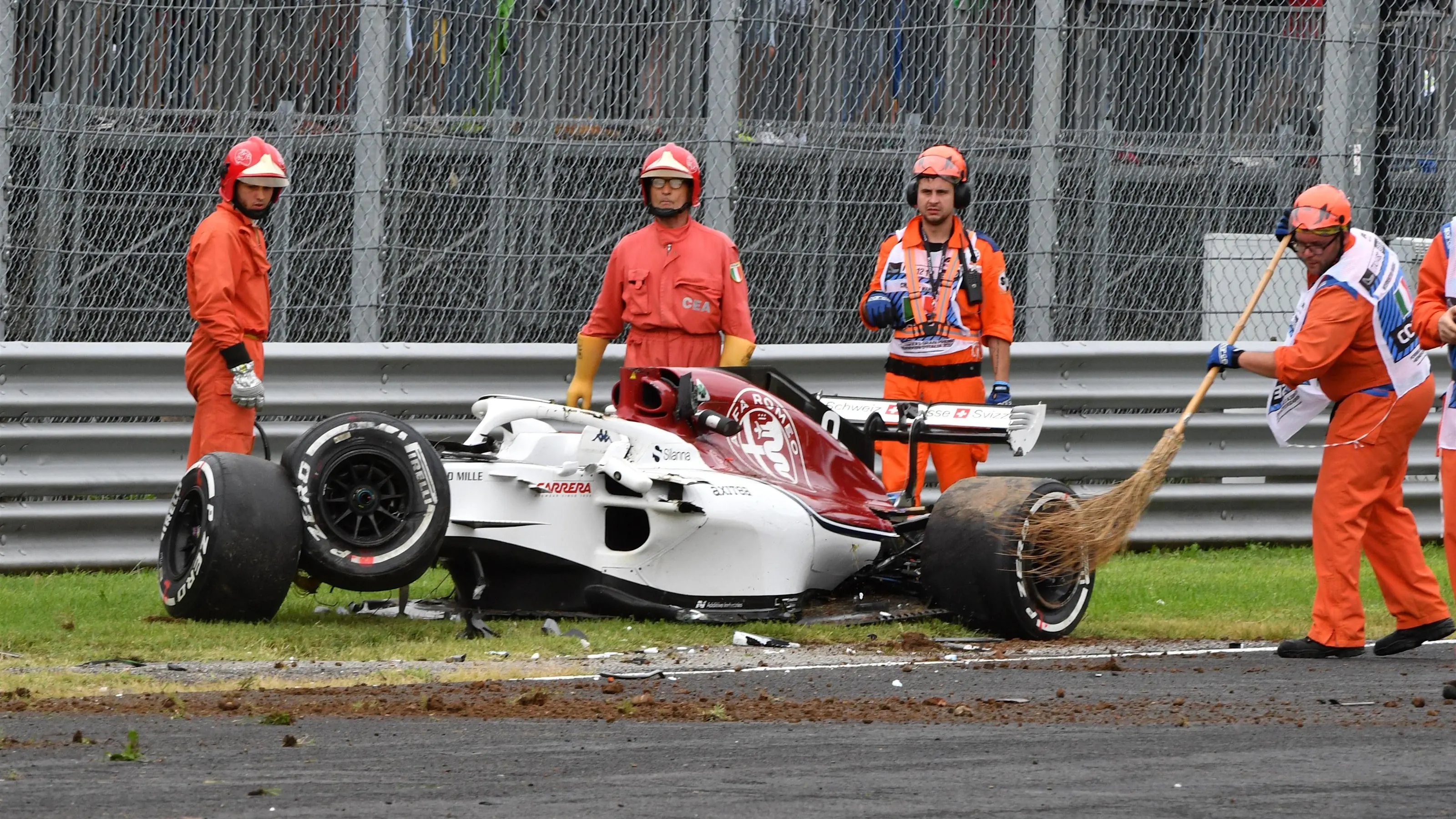 Marshals and the crashed car of Marcus Ericsson, Alfa Romeo Sauber C37 in FP2 at Formula One World
