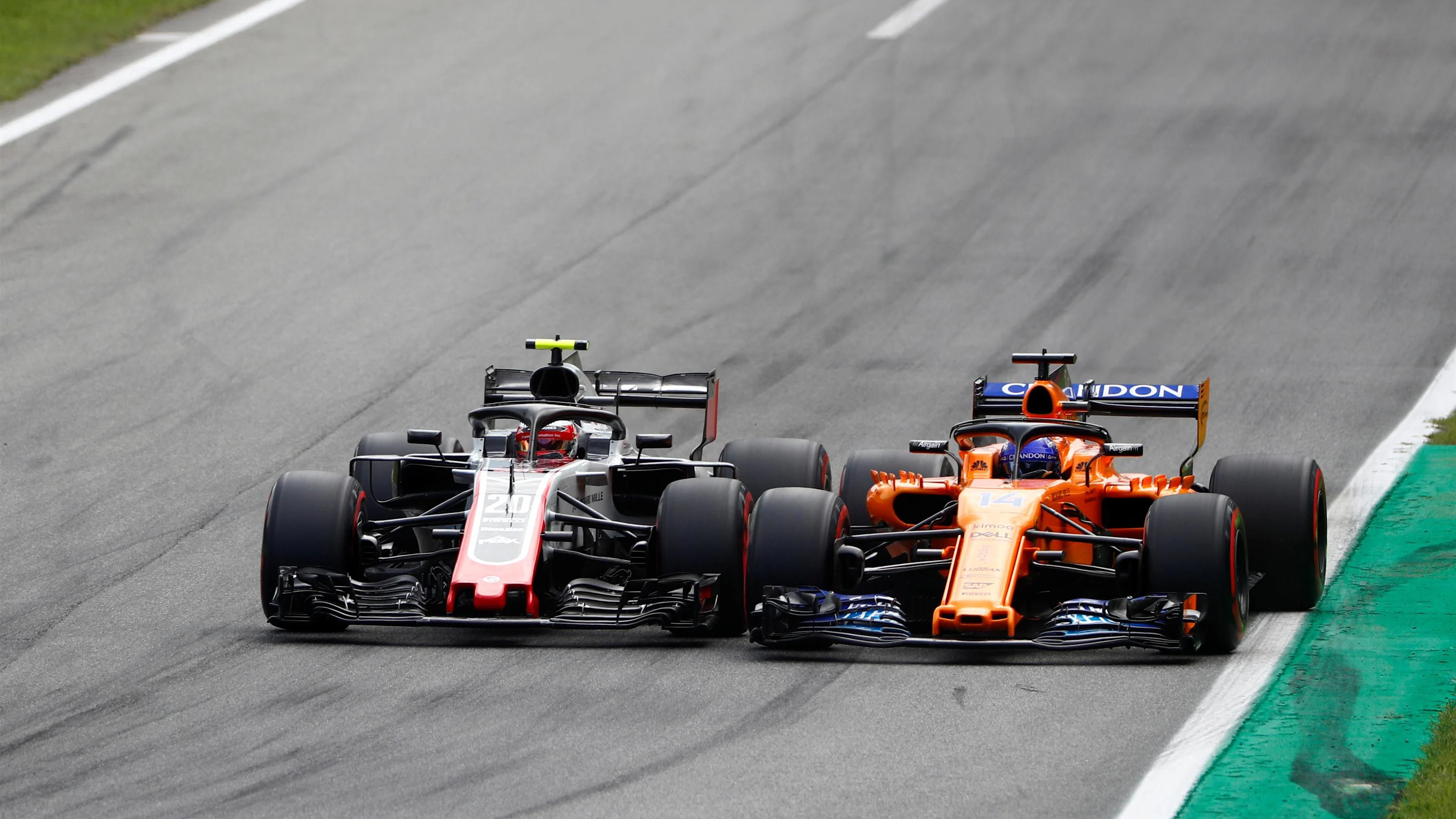 Kevin Magnussen, Haas F1 Team VF-18 and Fernando Alonso, McLaren MCL33 battle in Q2 at Formula One