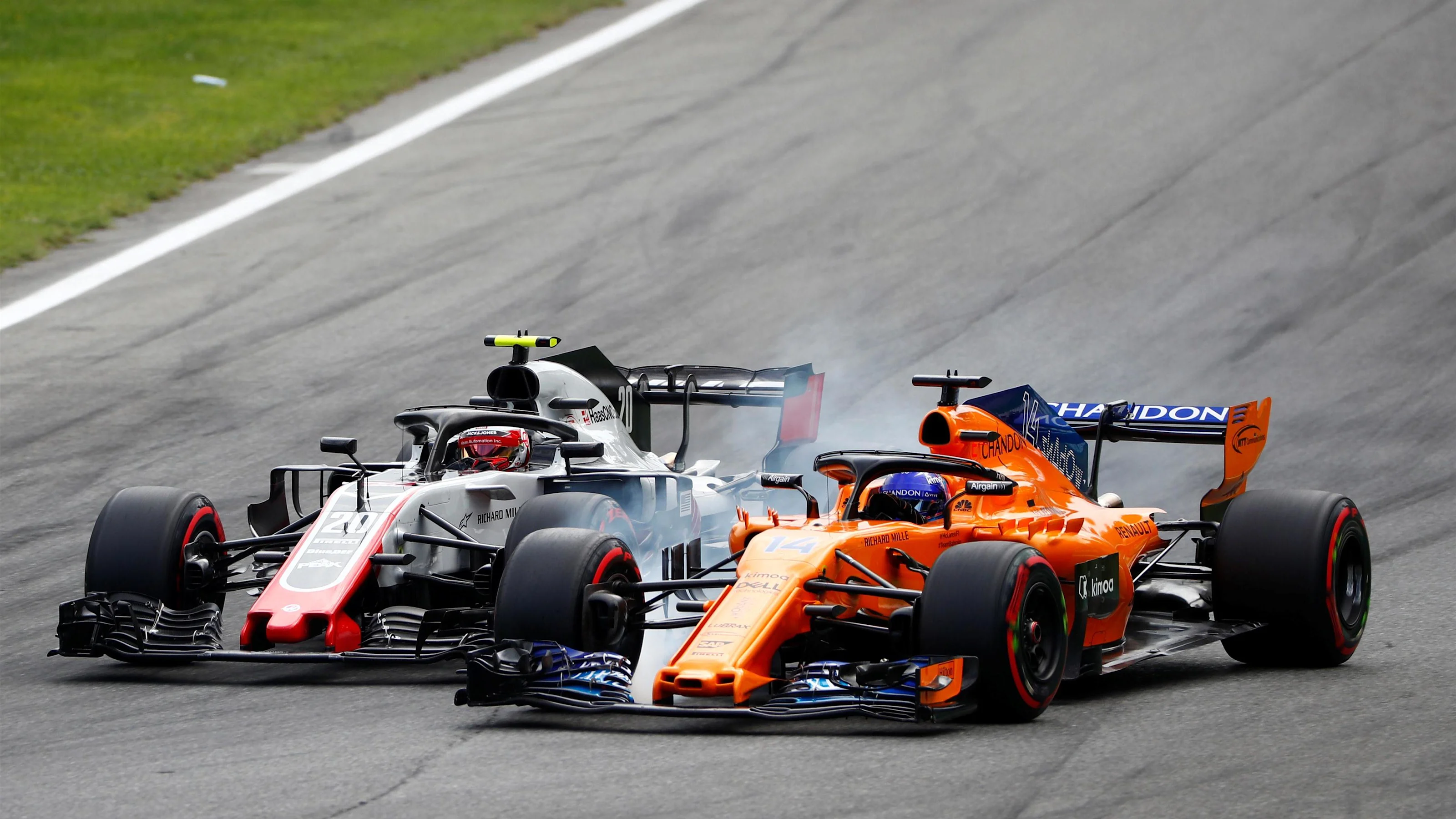 Kevin Magnussen, Haas F1 Team VF-18 and Fernando Alonso, McLaren MCL33 battle in Q2 at Formula One