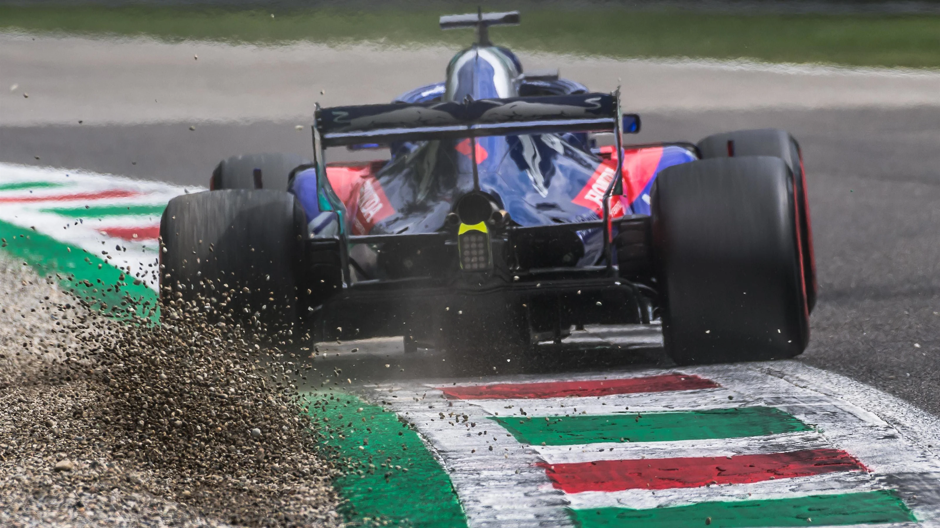 Brendon Hartley, Scuderia Toro Rosso STR13 kicks up the gravel at Formula One World Championship,