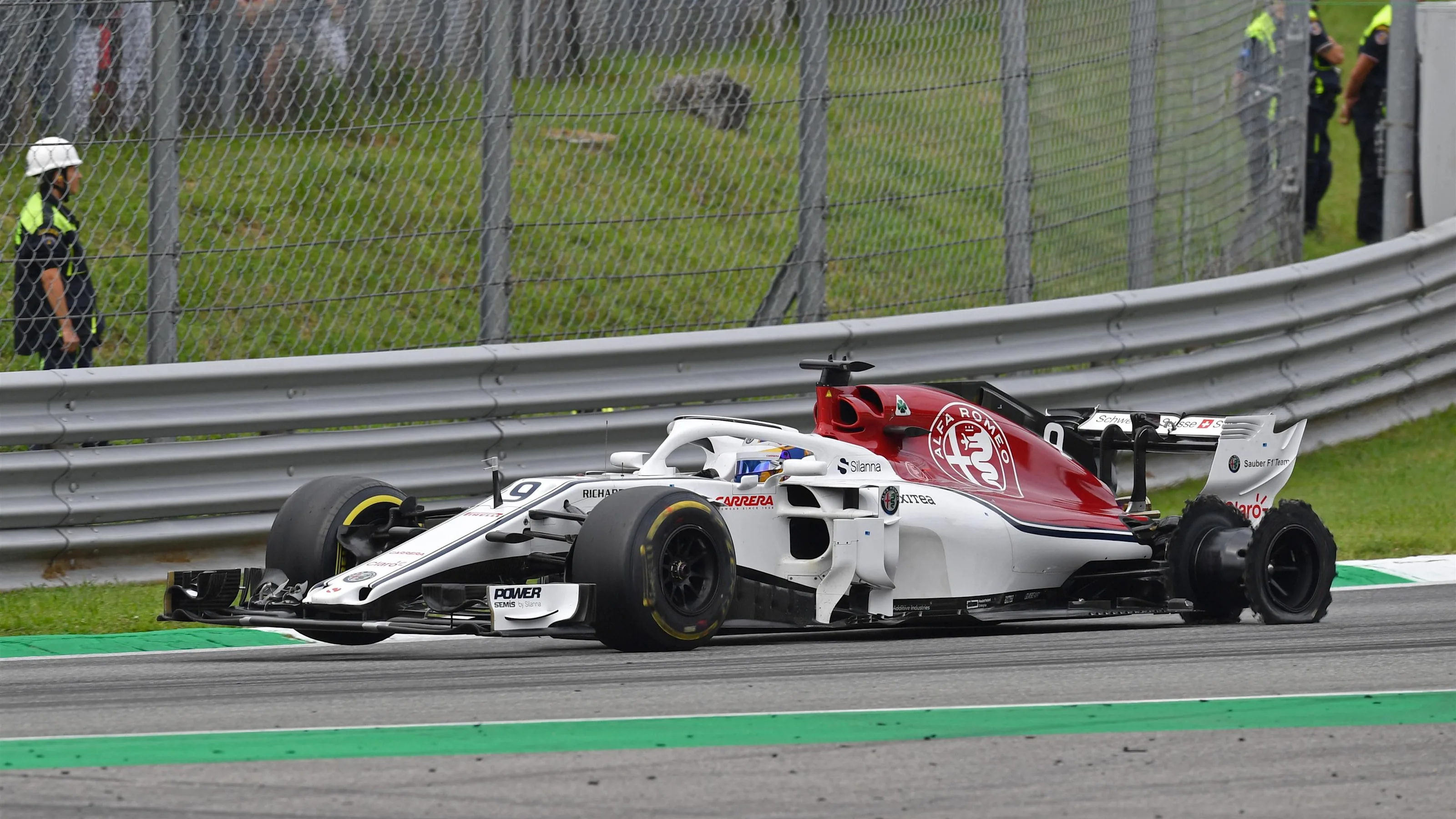 Marcus Ericsson, Alfa Romeo Sauber C37 with damage from 1 lap at Formula One World Championship,