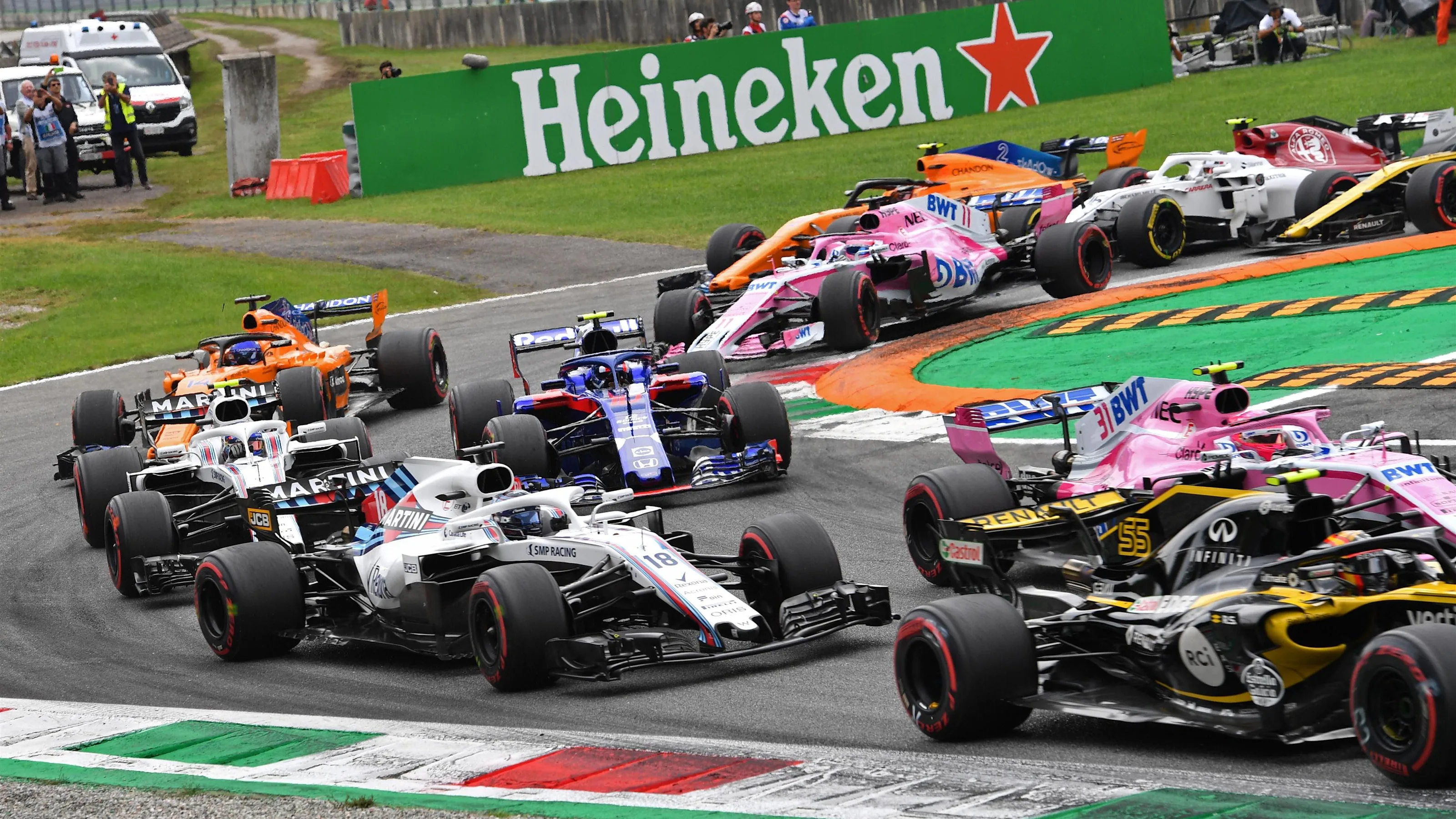 Carlos Sainz Jr, Renault Sport F1 Team R.S. 18, Esteban Ocon, Racing Point Force India VJM11, Lance