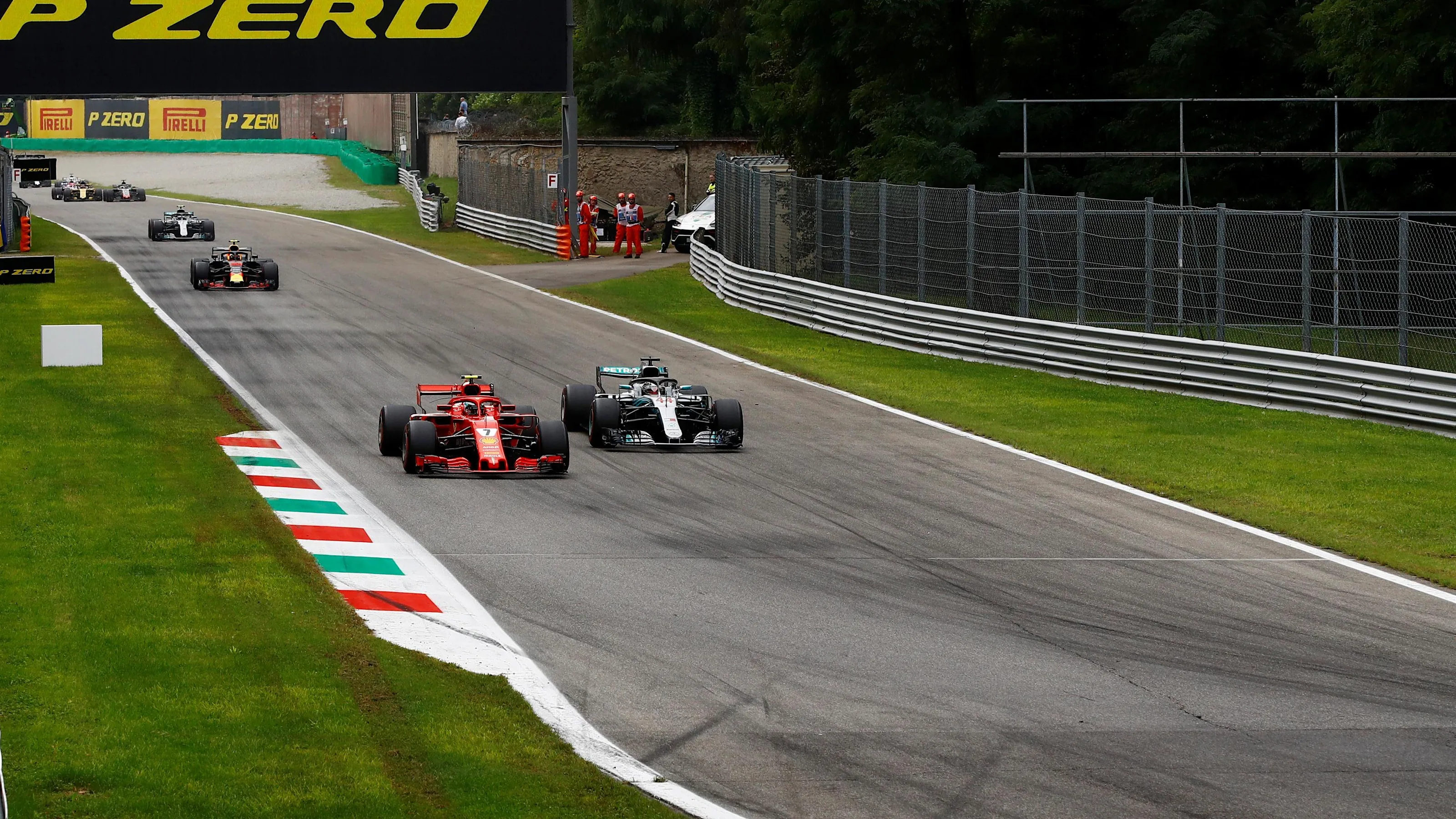 Kimi Raikkonen, Ferrari SF71H and Lewis Hamilton, Mercedes AMG F1 W09 battle at Formula One World