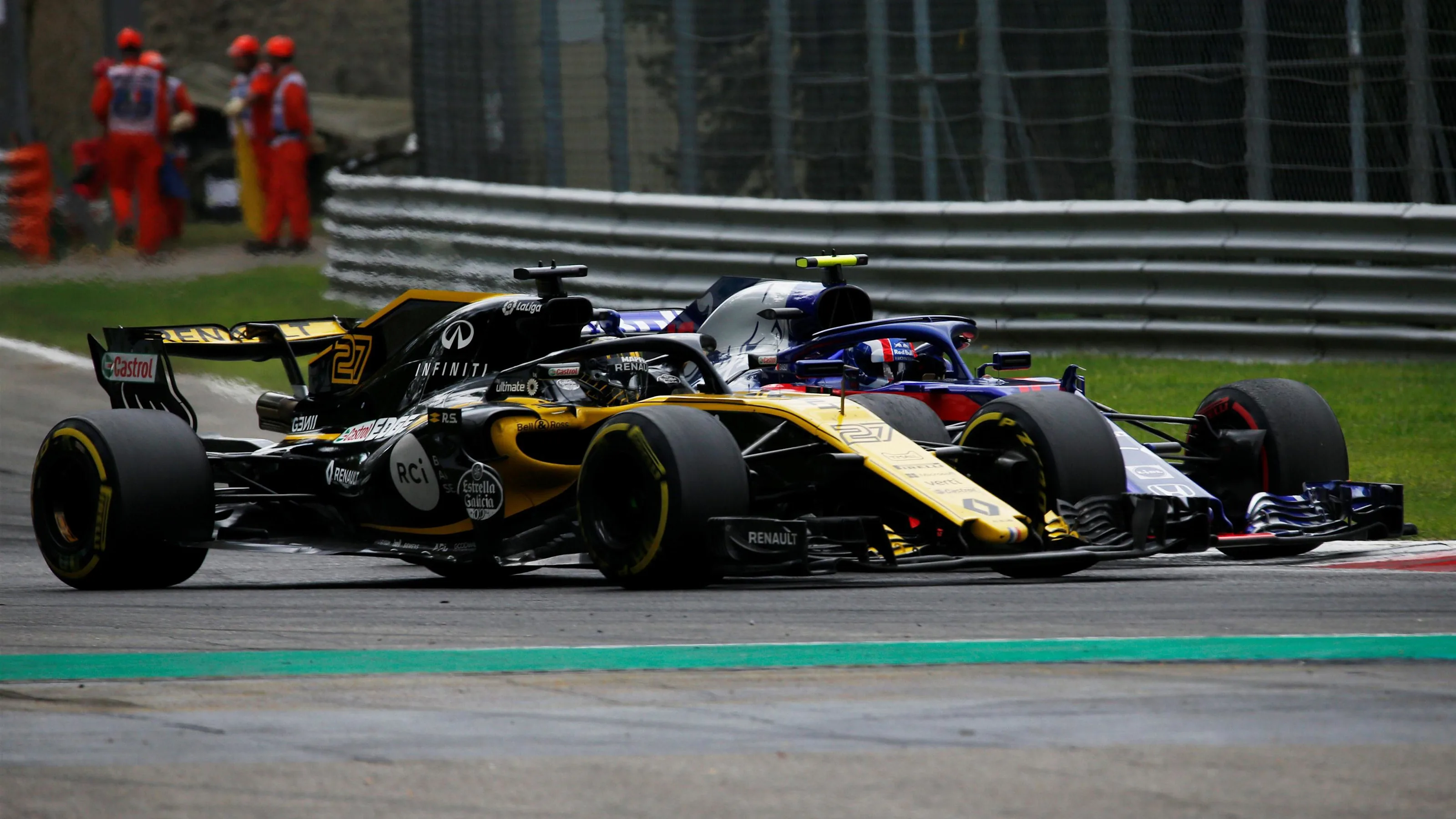 Nico Hulkenberg, Renault Sport F1 Team R.S. 18 and Pierre Gasly, Scuderia Toro Rosso STR13 battle