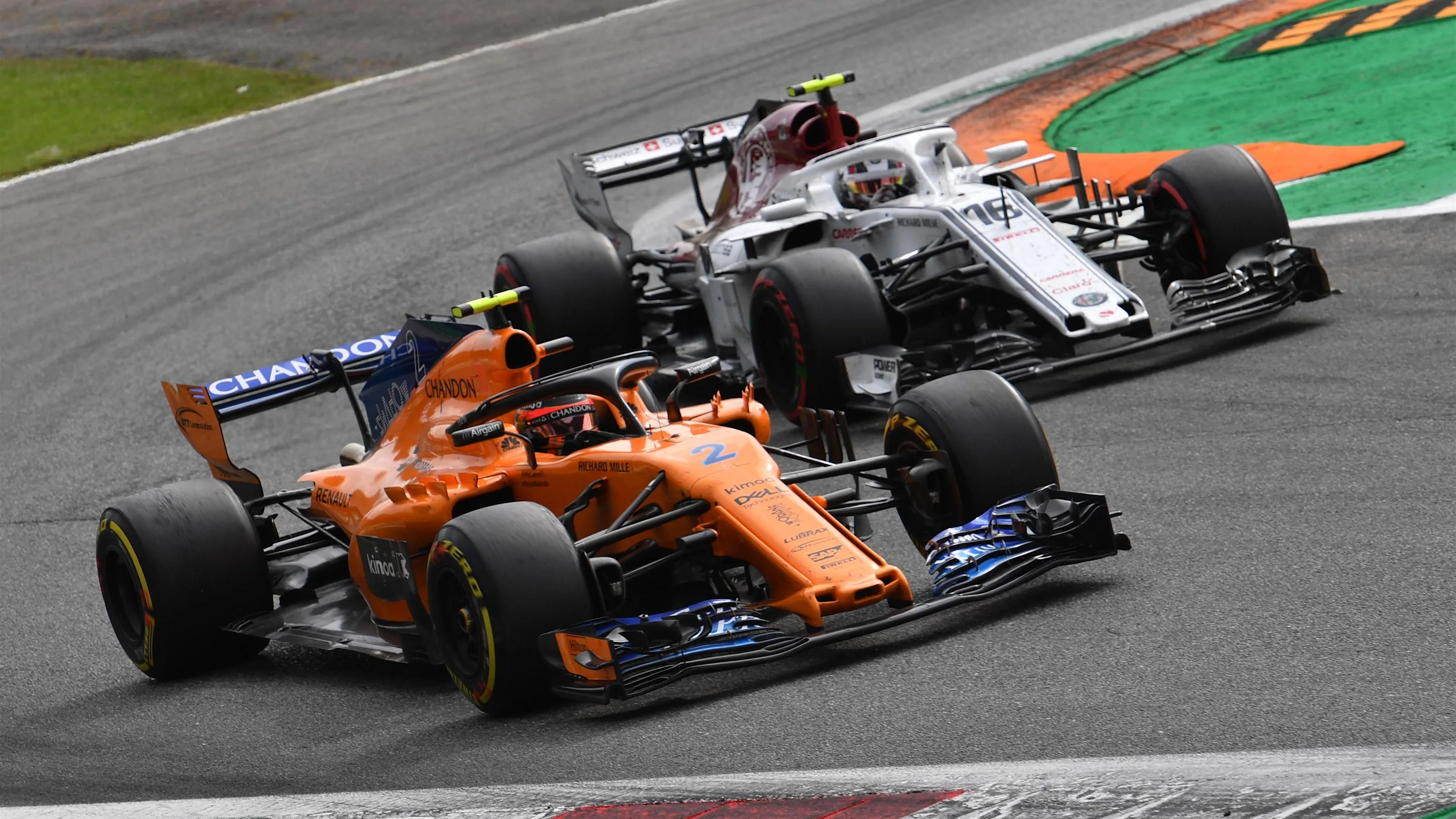 Stoffel Vandoorne, McLaren MCL33 and Charles Leclerc, Alfa Romeo Sauber C37 battle at Formula One