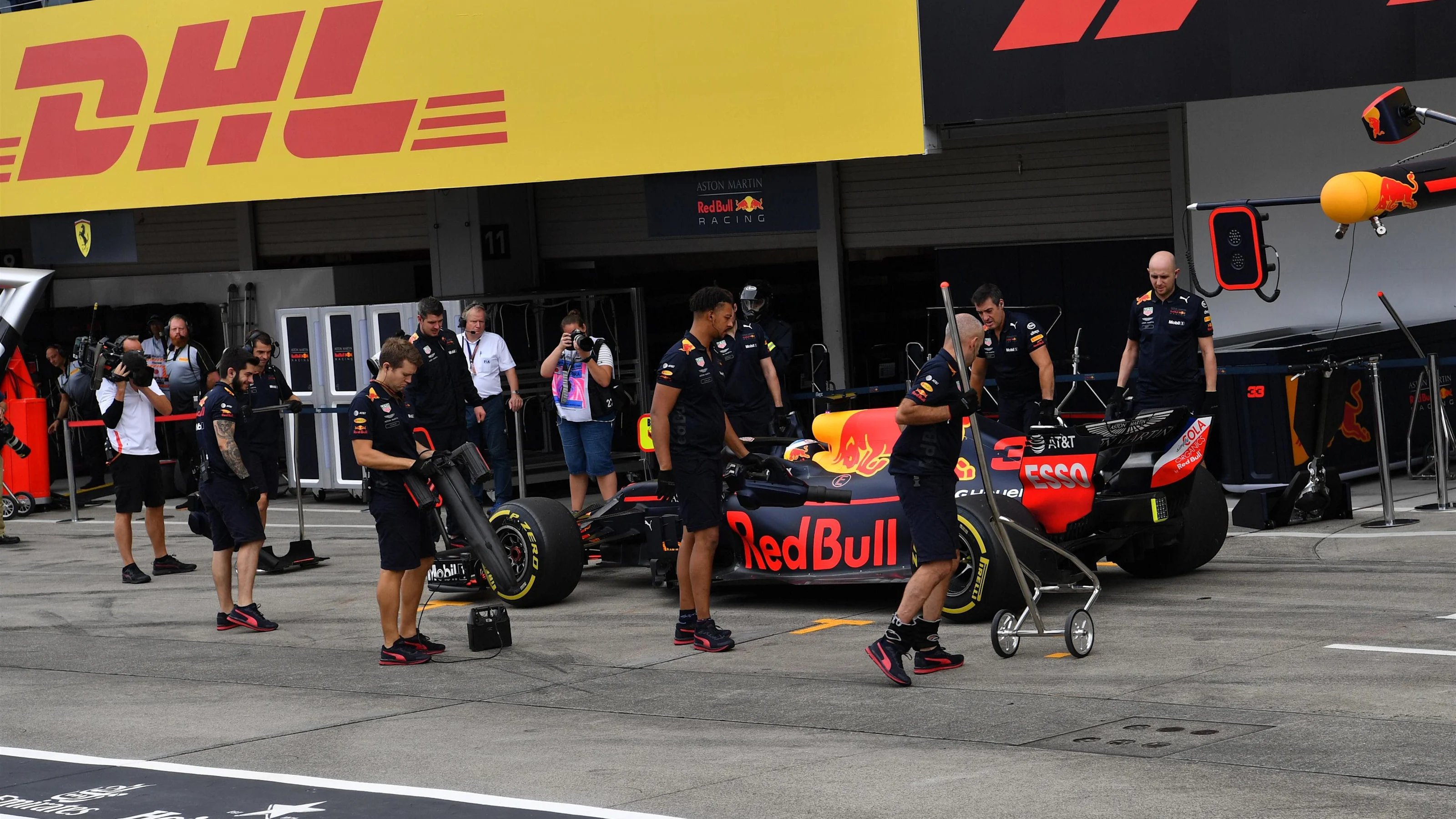 Daniel Ricciardo, Red Bull Racing RB14 at Formula One World Championship, Rd17, Japanese Grand