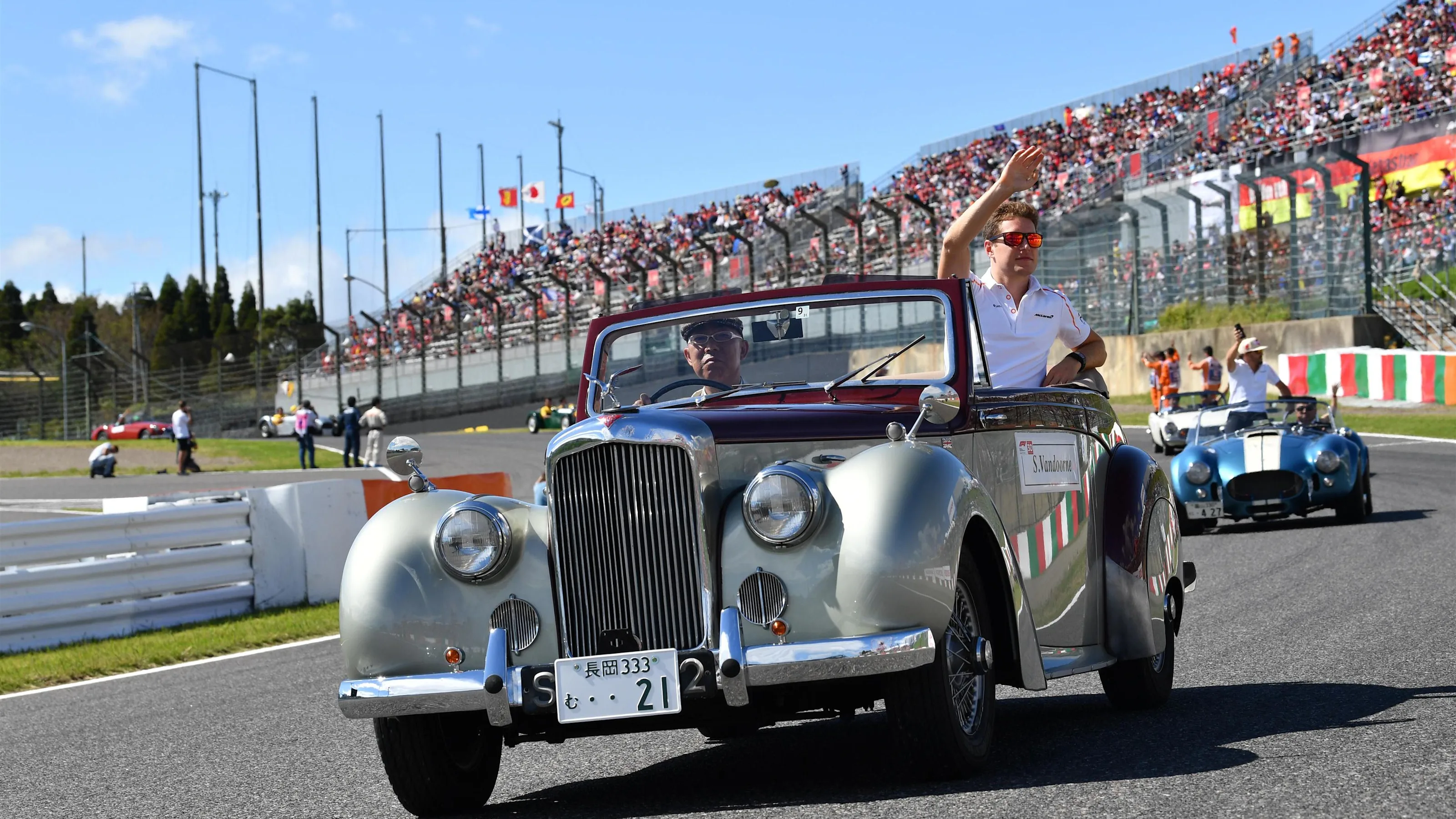 Stoffel Vandoorne, McLaren on the drivers parade at Formula One World Championship, Rd17, Japanese