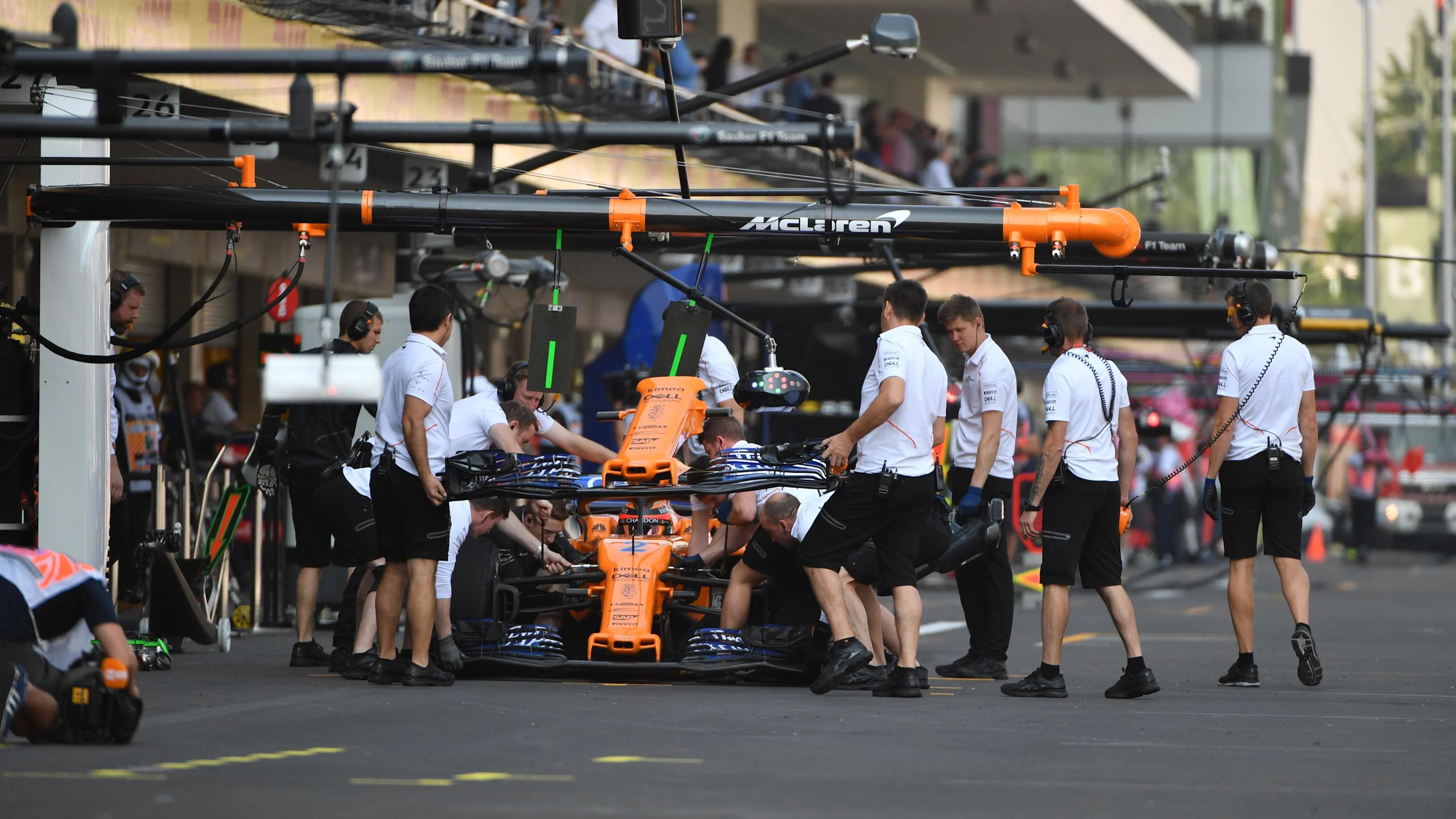 Stoffel Vandoorne, McLaren MCL33 front wing change at Formula One World Championship, Rd19, Mexican