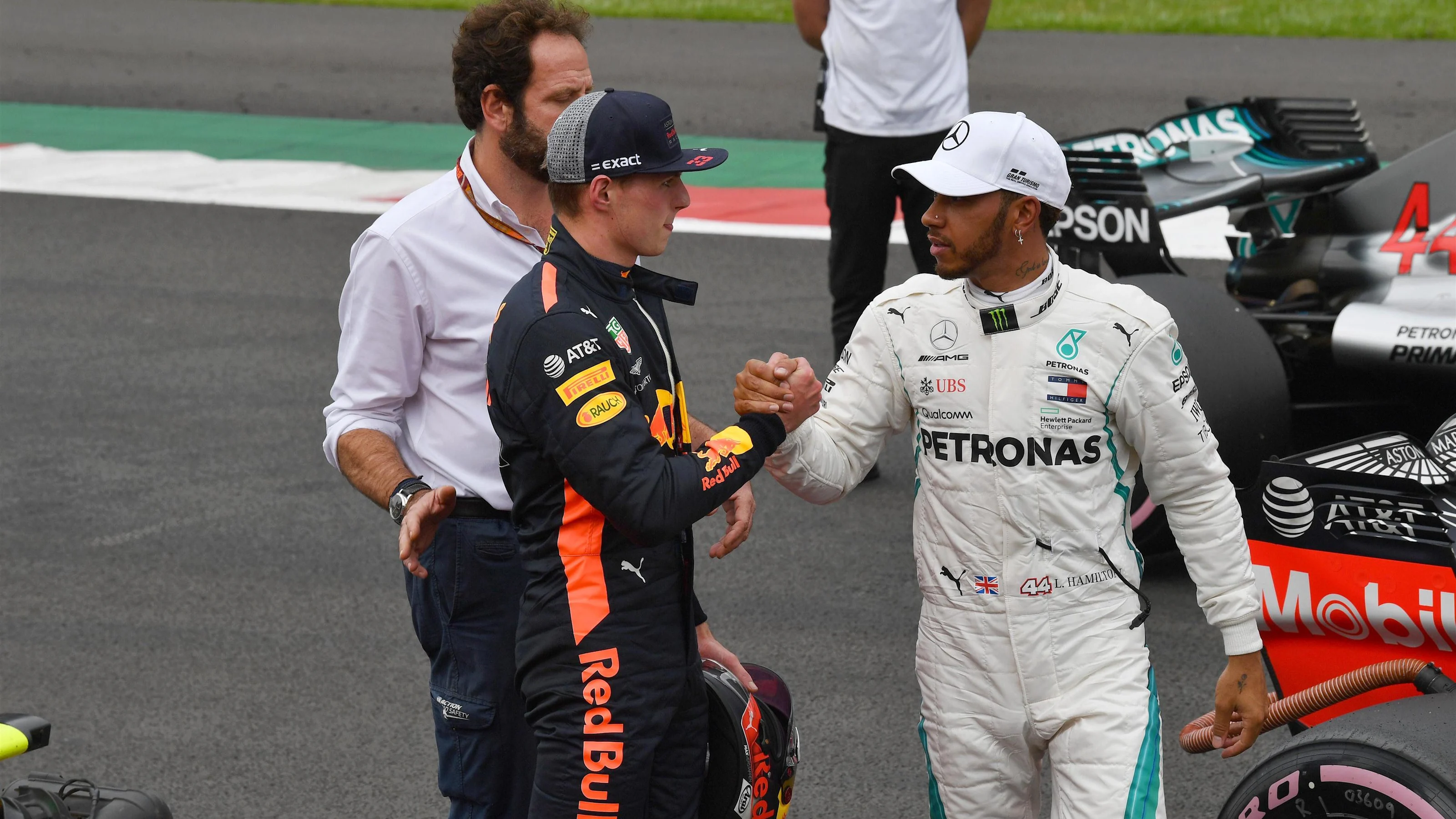 Max Verstappen, Red Bull Racing and Lewis Hamilton, Mercedes AMG F1 celebrate in Parc Ferme at