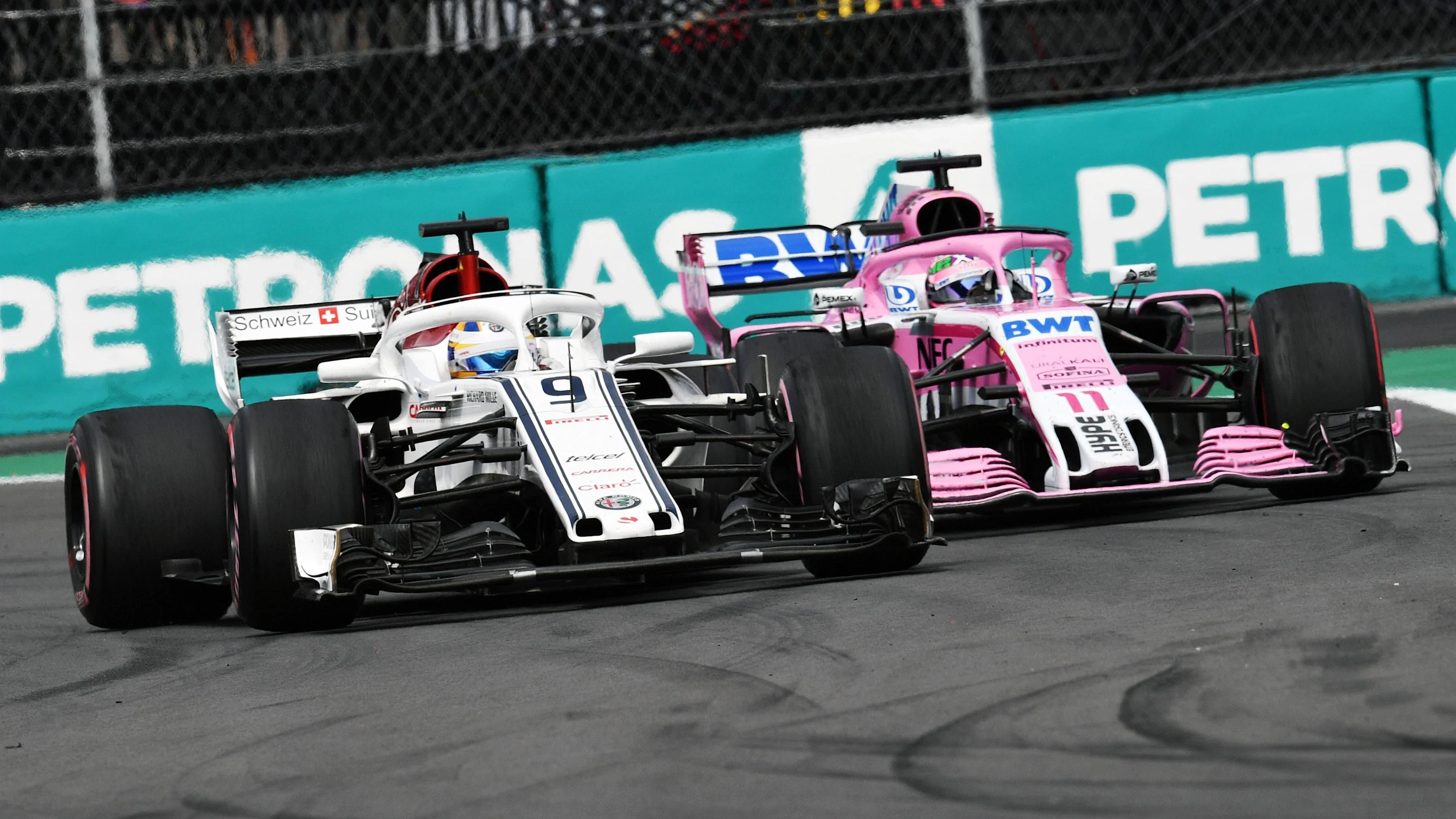 Marcus Ericsson, Alfa Romeo Sauber C37 and Sergio Perez, Racing Point Force India VJM11 battle at