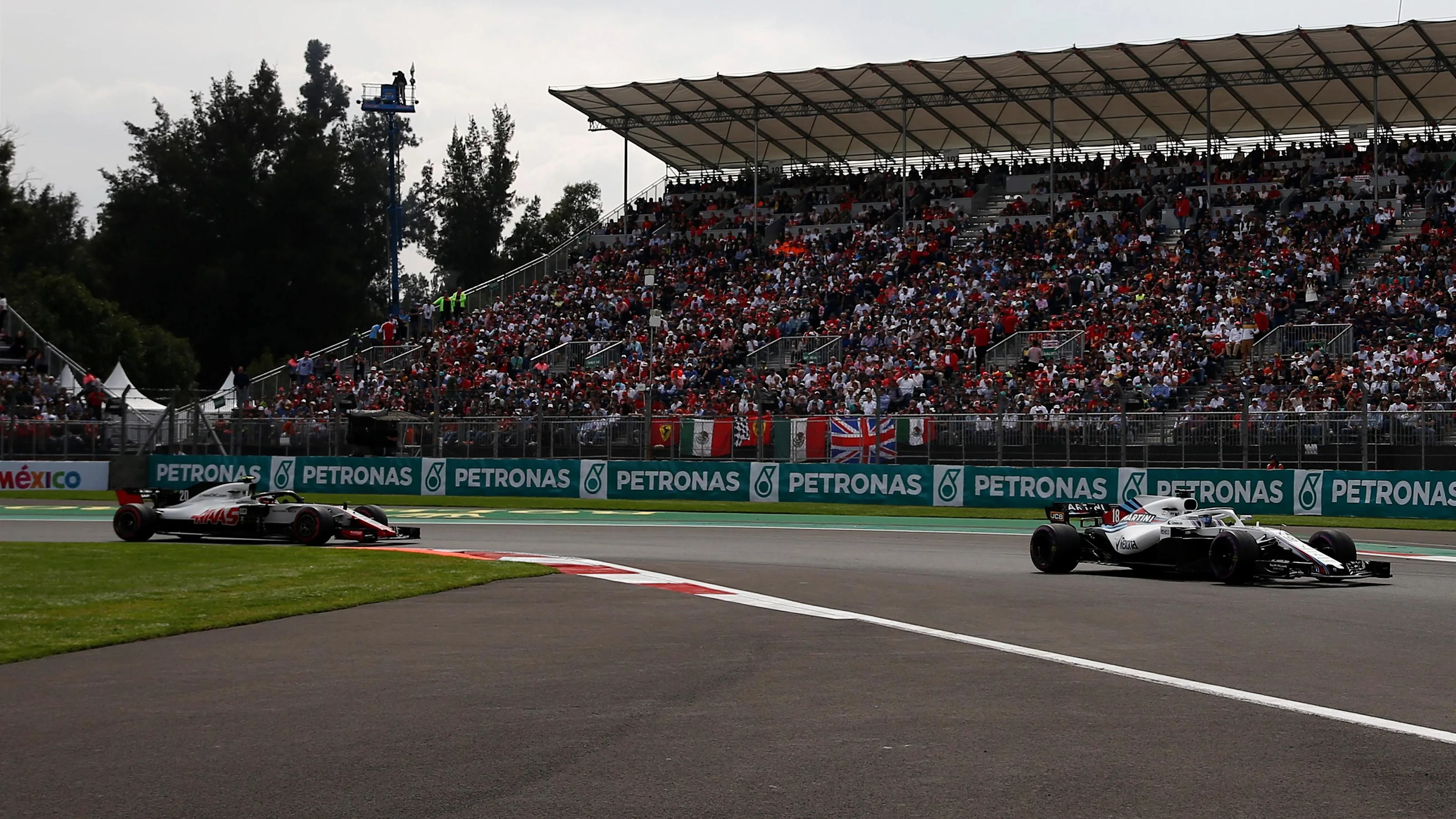 Lance Stroll, Williams FW41 leads Kevin Magnussen, Haas F1 Team VF-18 at Formula One World