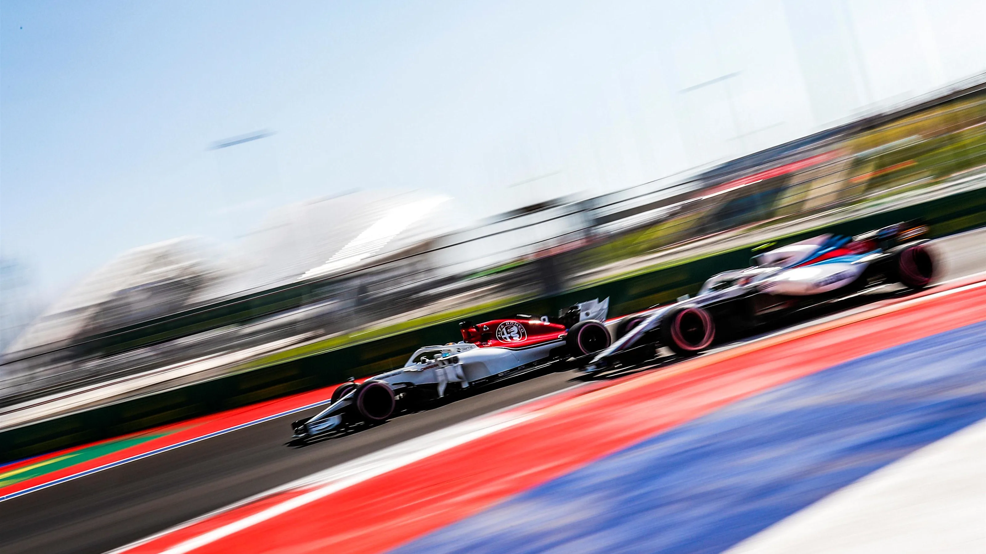 Marcus Ericsson, Alfa Romeo Sauber C37 and Sergey Sirotkin, Williams FW41 at Formula One World