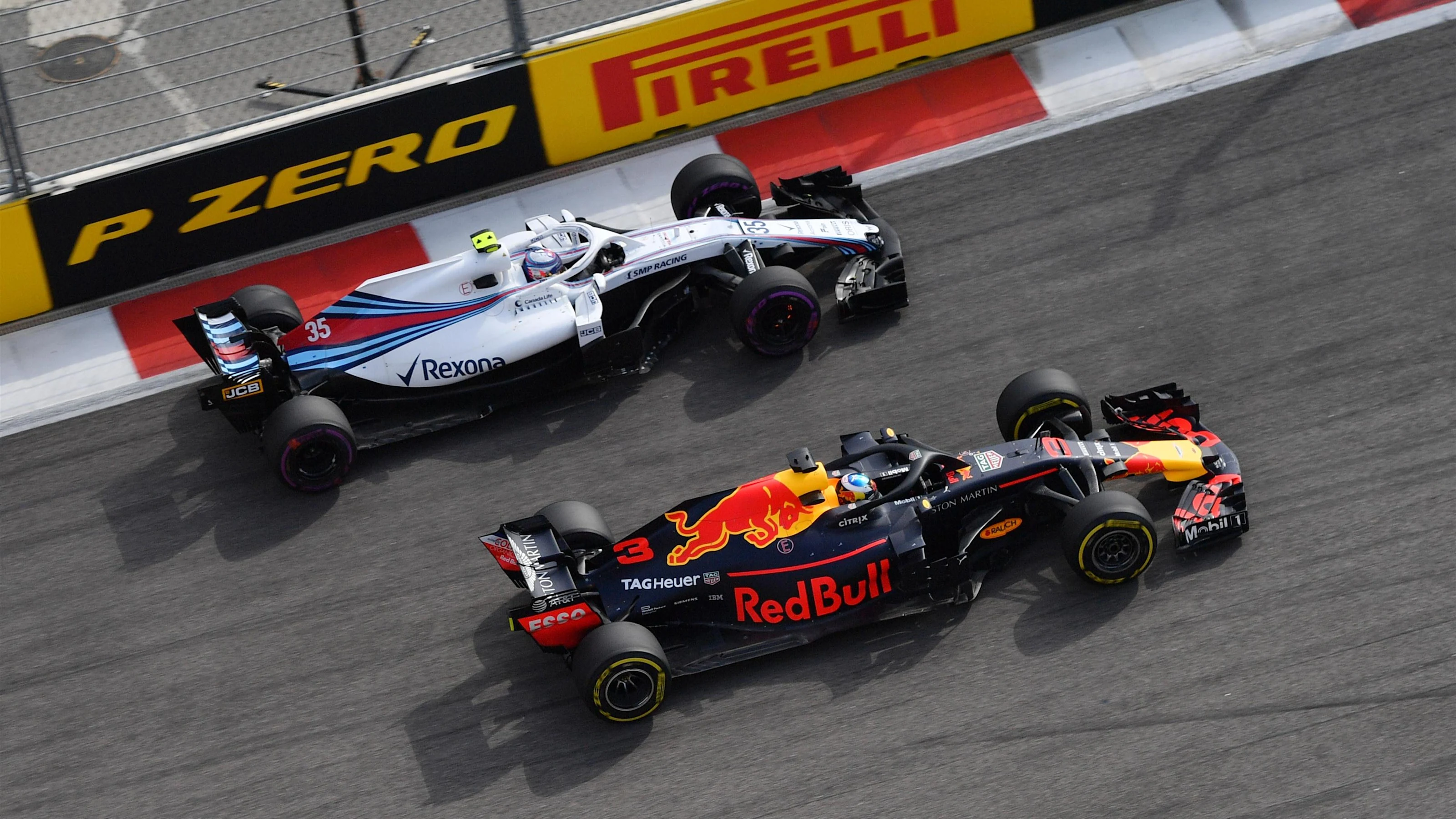 Daniel Ricciardo, Red Bull Racing RB14 and Sergey Sirotkin, Williams FW41 battle at Formula One
