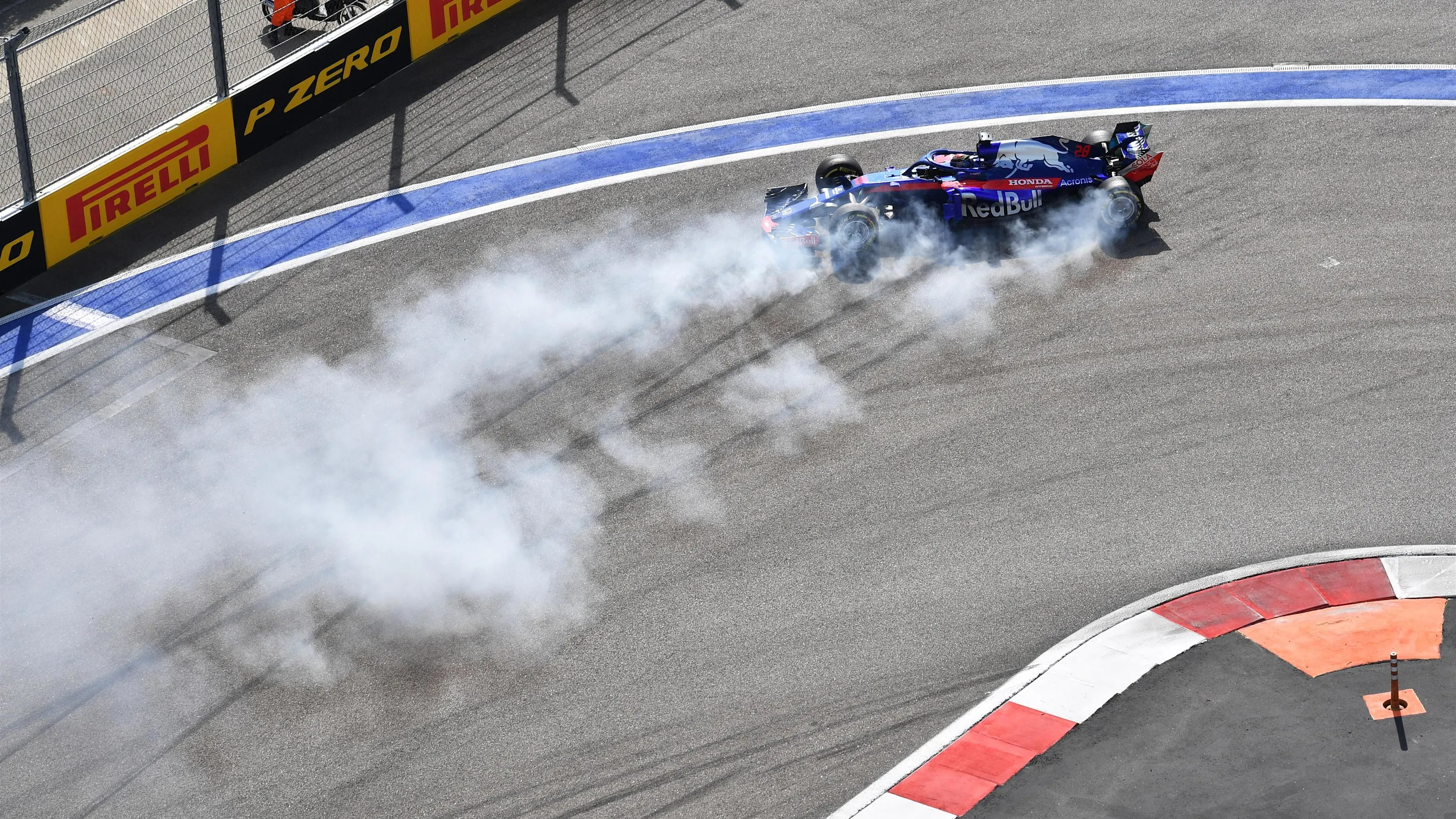 Brendon Hartley, Scuderia Toro Rosso STR13 spins at Formula One World Championship, Rd16, Russian