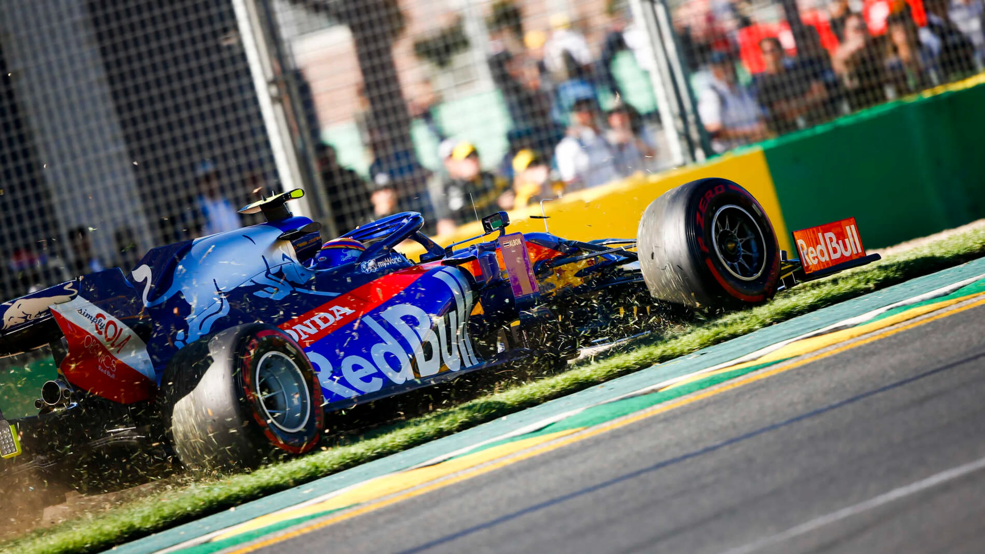 MELBOURNE GRAND PRIX CIRCUIT, AUSTRALIA - MARCH 15: Alexander Albon, Toro Rosso STR14, takes to the