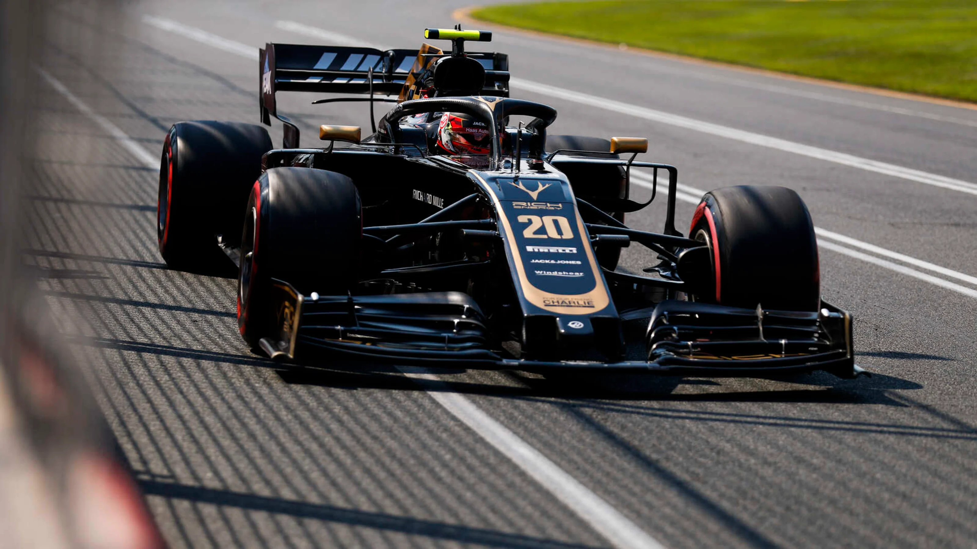 MELBOURNE GRAND PRIX CIRCUIT, AUSTRALIA - MARCH 16: Kevin Magnussen, Haas VF-19 during the