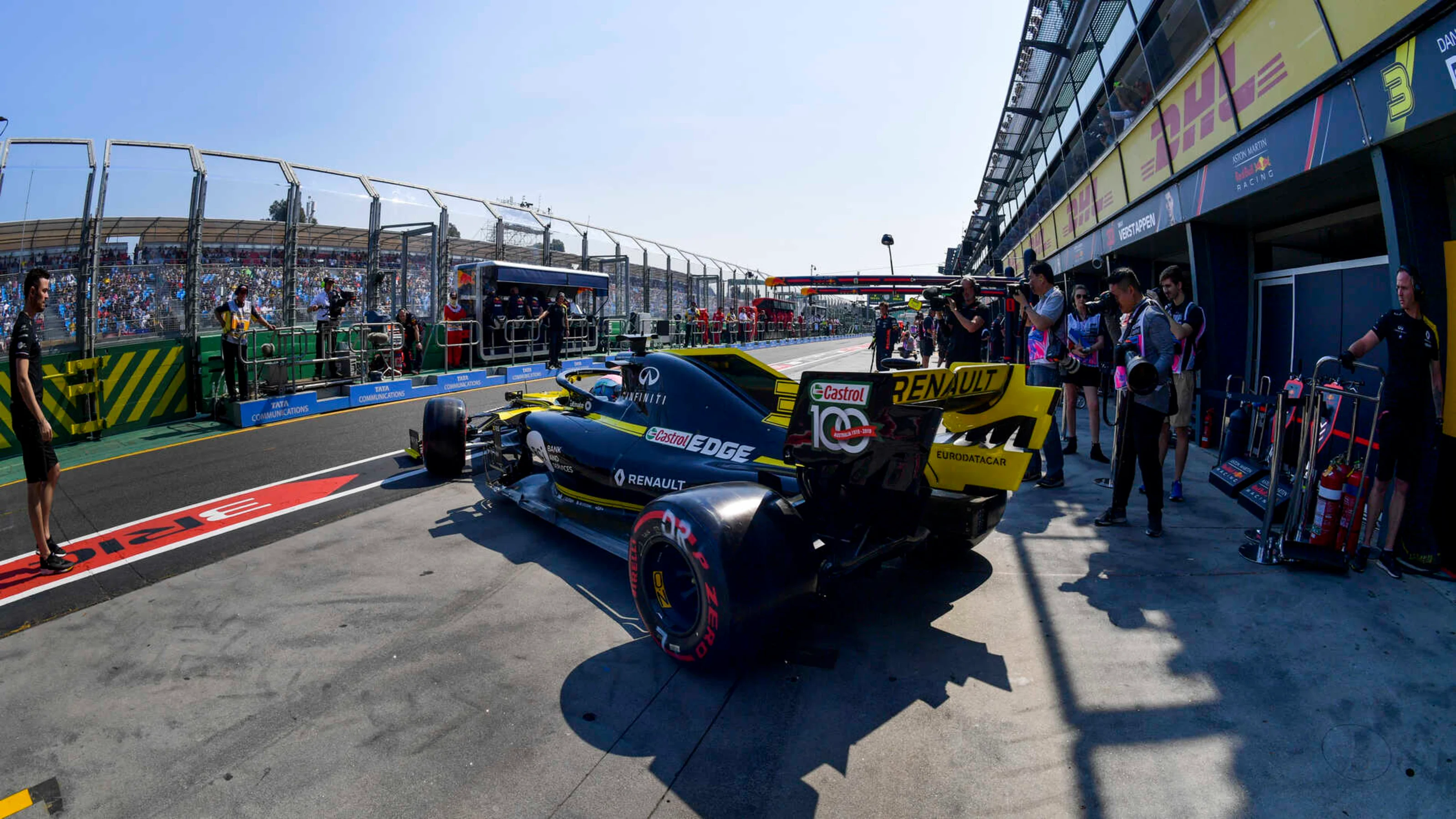 MELBOURNE GRAND PRIX CIRCUIT, AUSTRALIA - MARCH 16: Daniel Ricciardo, Renault R.S.19, leaves the