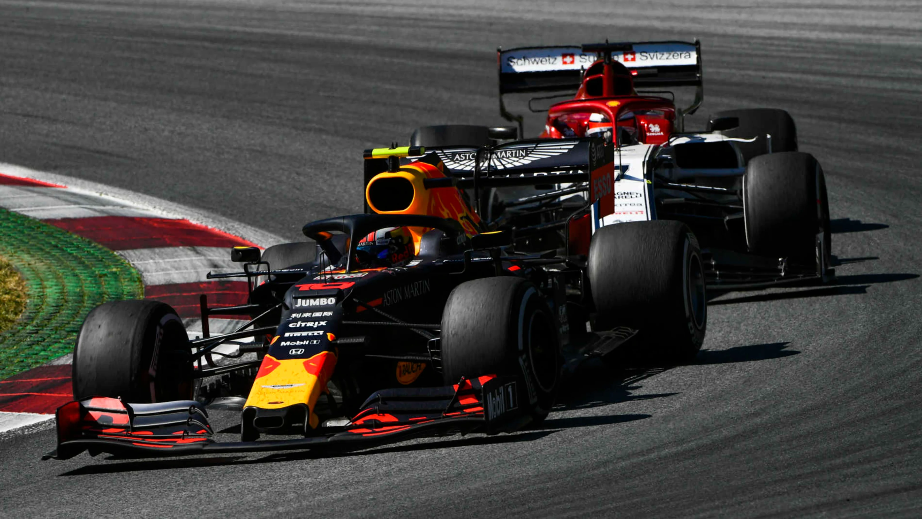RED BULL RING, AUSTRIA - JUNE 30: Pierre Gasly, Red Bull Racing RB15, leads Kimi Raikkonen, Alfa