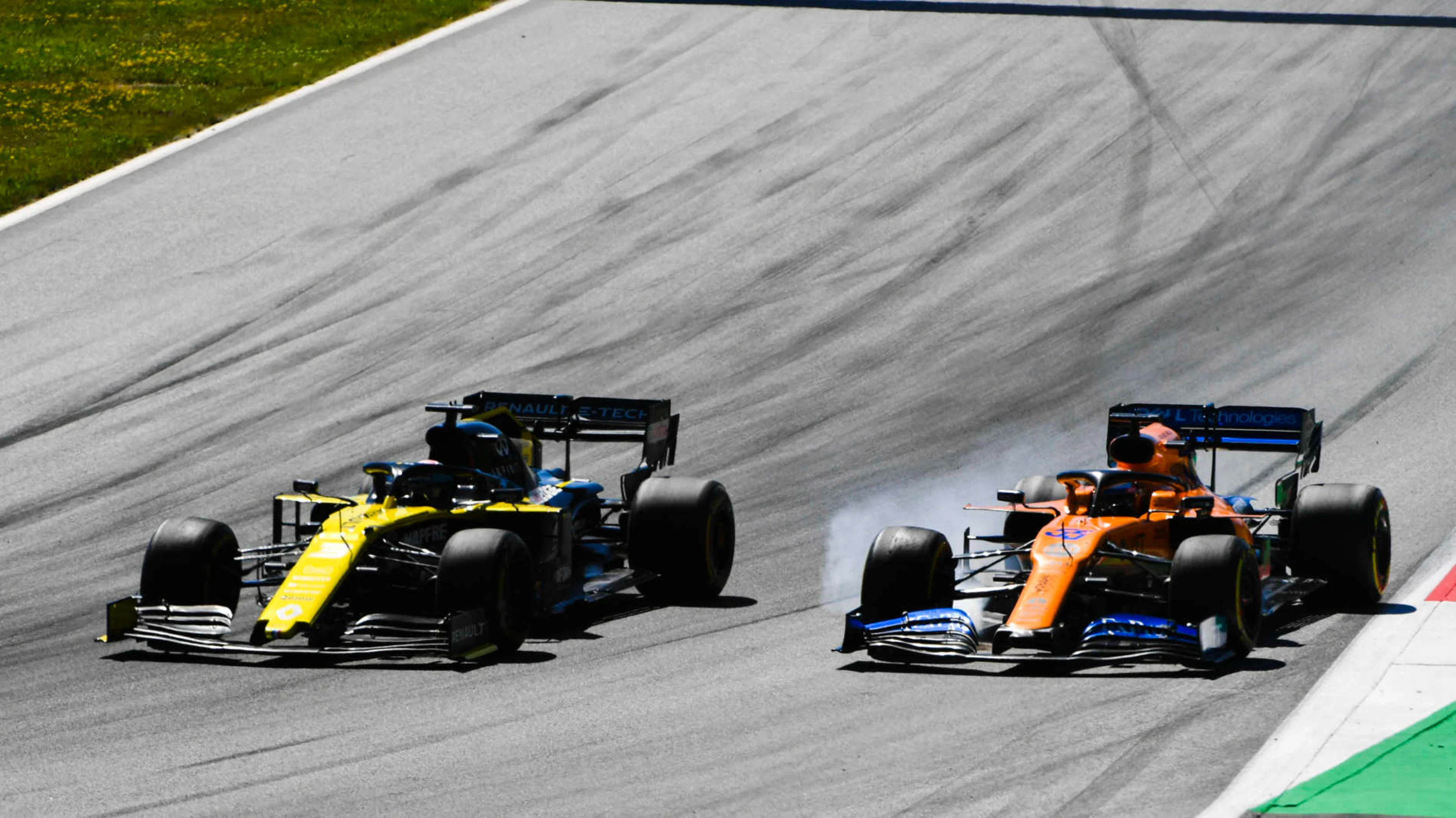 RED BULL RING, AUSTRIA - JUNE 30: Daniel Ricciardo, Renault R.S.19, battles with Carlos Sainz Jr.,