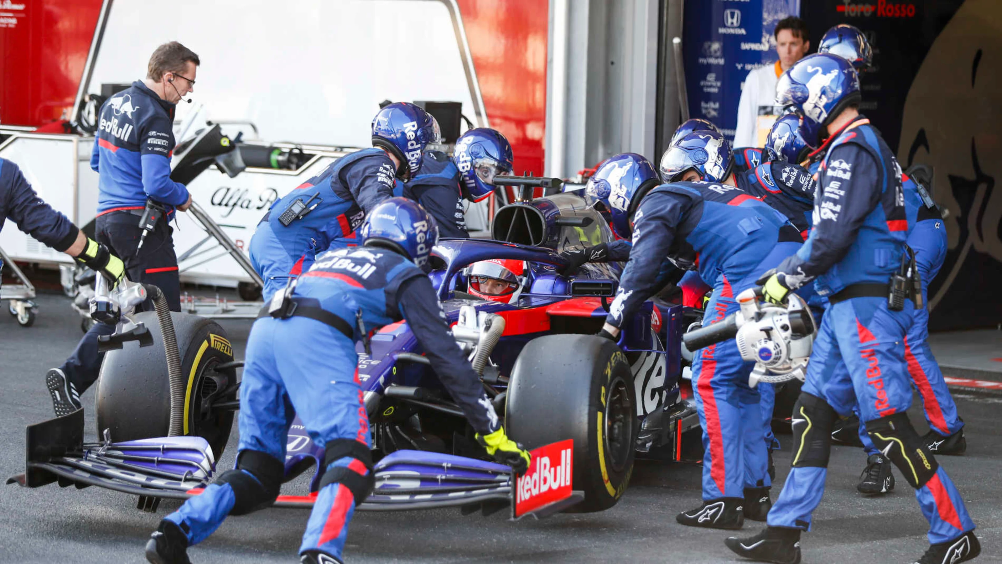 BAKU CITY CIRCUIT, AZERBAIJAN - APRIL 28: Daniil Kvyat, Toro Rosso STR14 being pushed into the