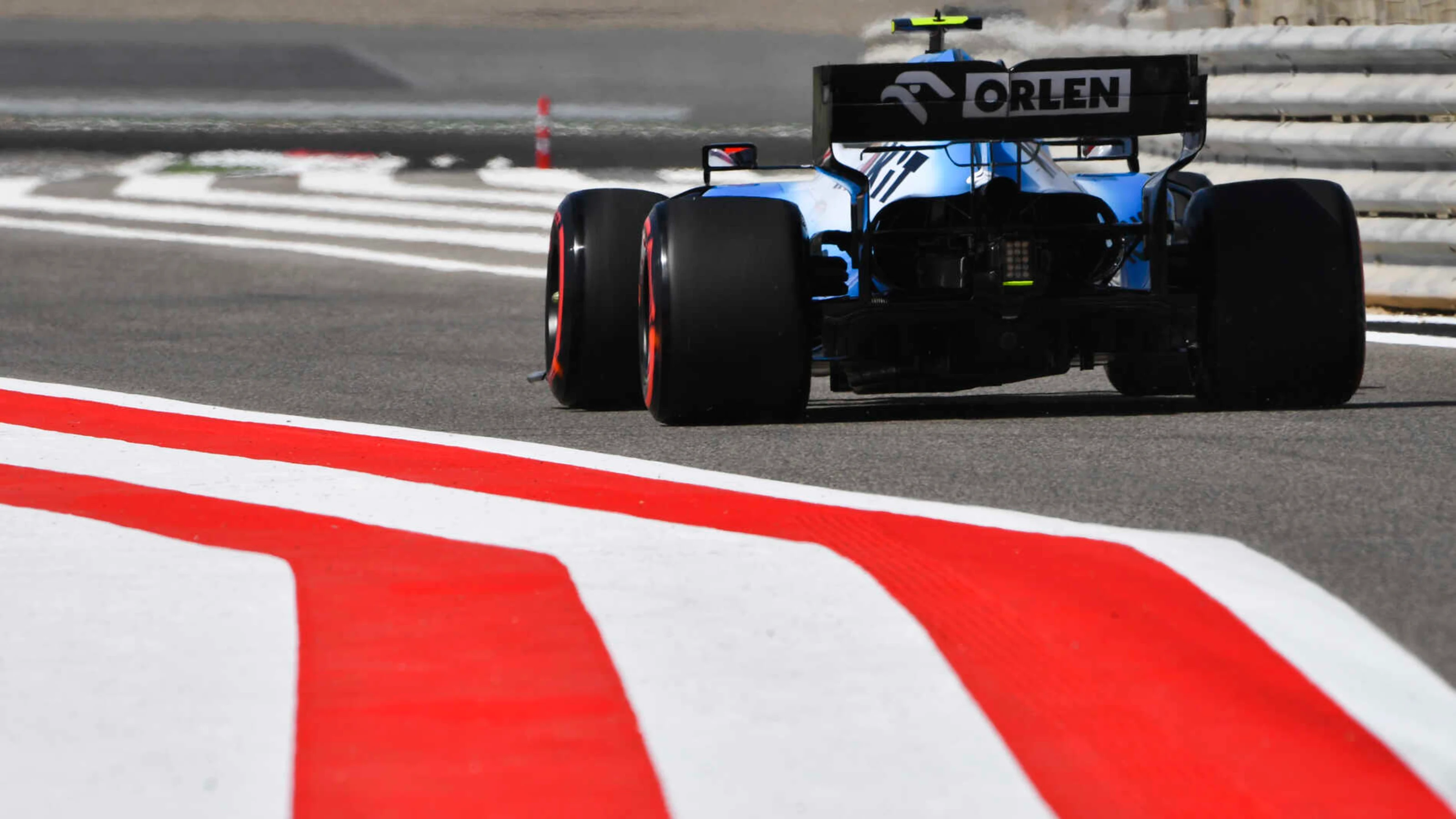 BAHRAIN INTERNATIONAL CIRCUIT, BAHRAIN - MARCH 29: Robert Kubica, Williams FW42 during the Bahrain
