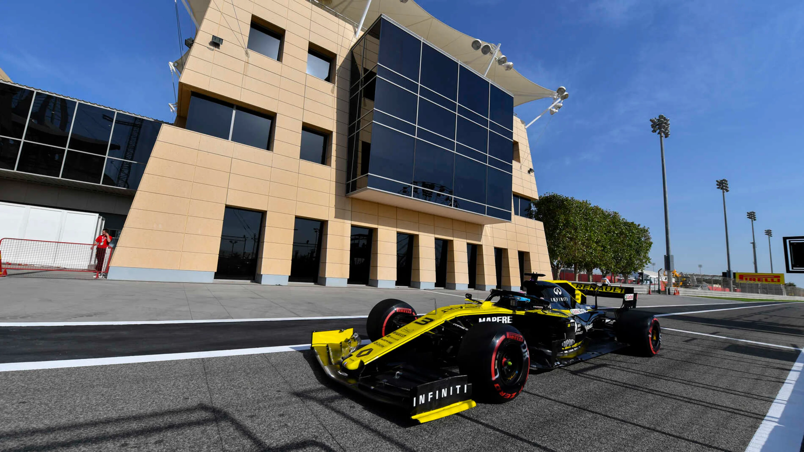 BAHRAIN INTERNATIONAL CIRCUIT, BAHRAIN - MARCH 29: Daniel Ricciardo, Renault R.S.19 during the