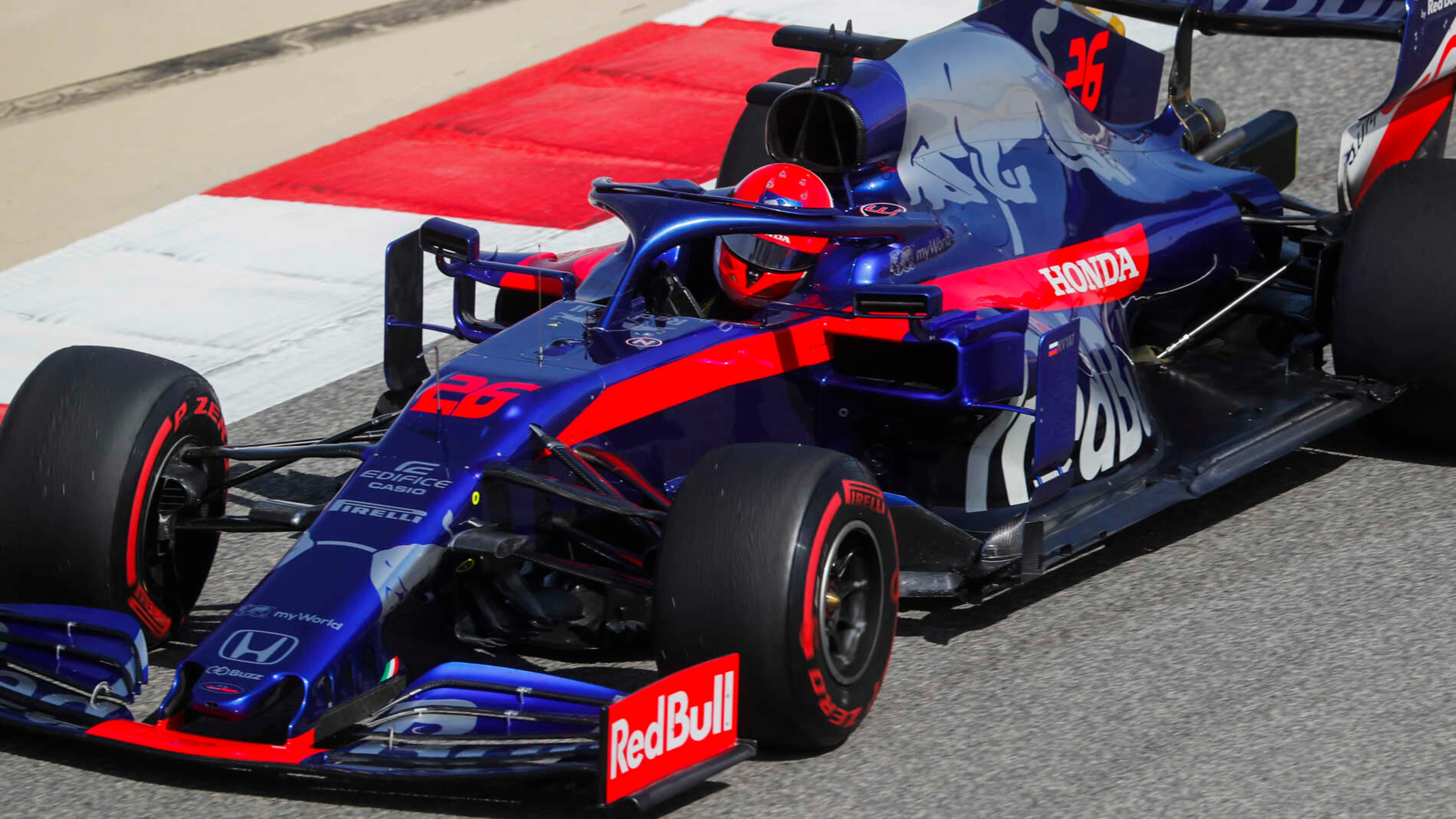 BAHRAIN INTERNATIONAL CIRCUIT, BAHRAIN - MARCH 29: Daniil Kvyat, Toro Rosso STR14 during the