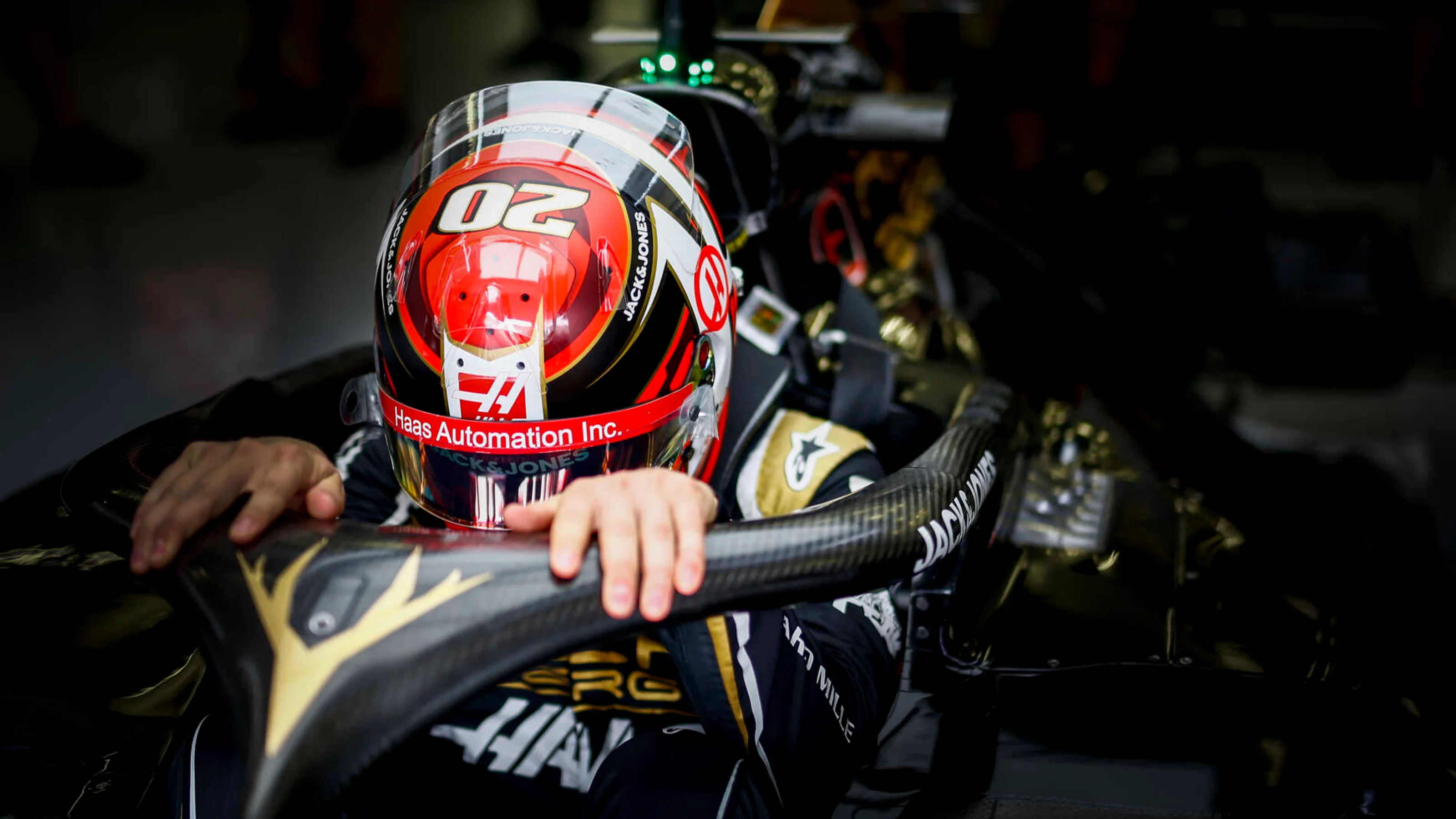 BAHRAIN INTERNATIONAL CIRCUIT, BAHRAIN - MARCH 30: Kevin Magnussen, Haas F1 during the Bahrain GP