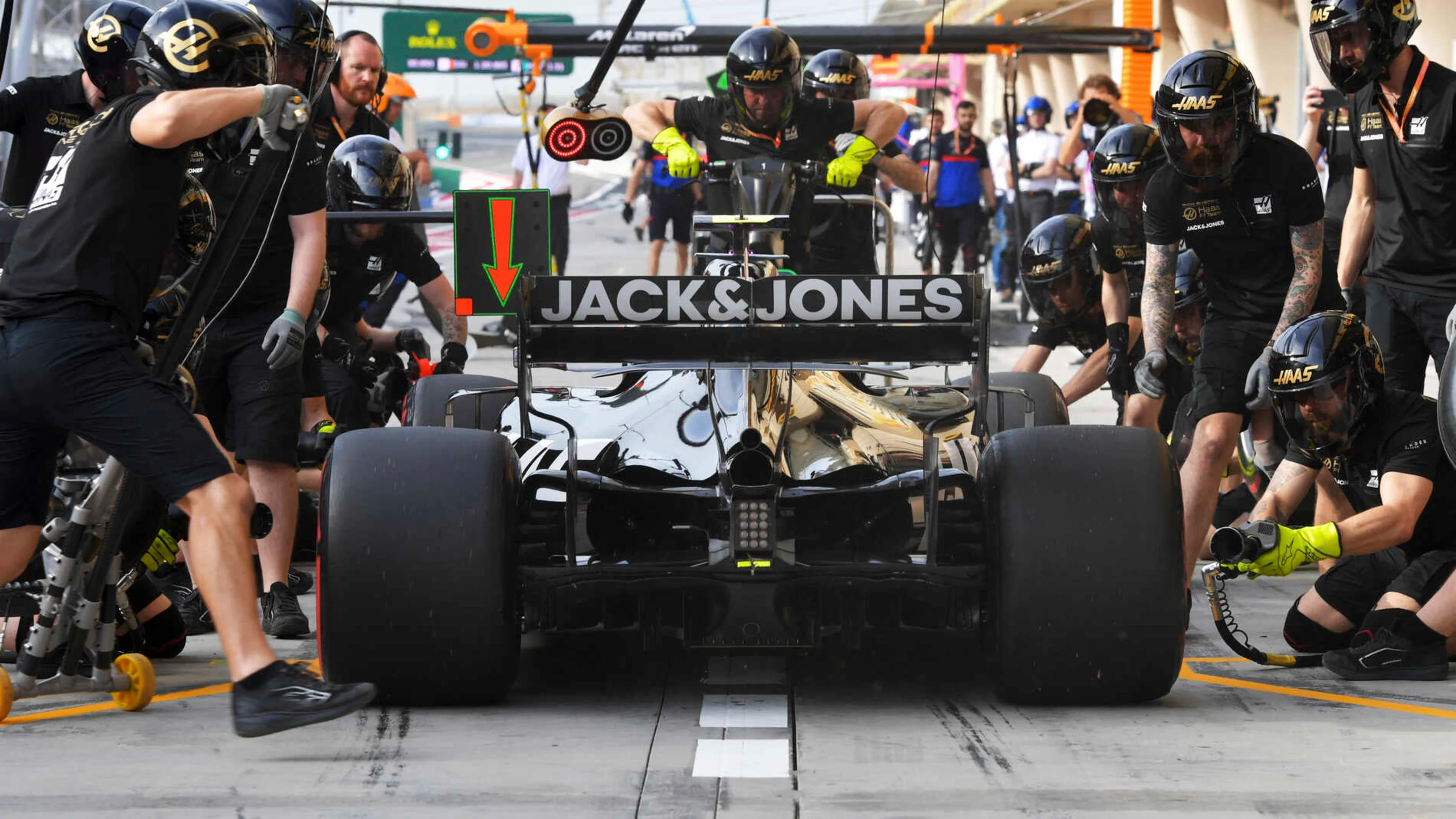 BAHRAIN INTERNATIONAL CIRCUIT, BAHRAIN - MARCH 30: Kevin Magnussen, Haas VF-19, in the pits during