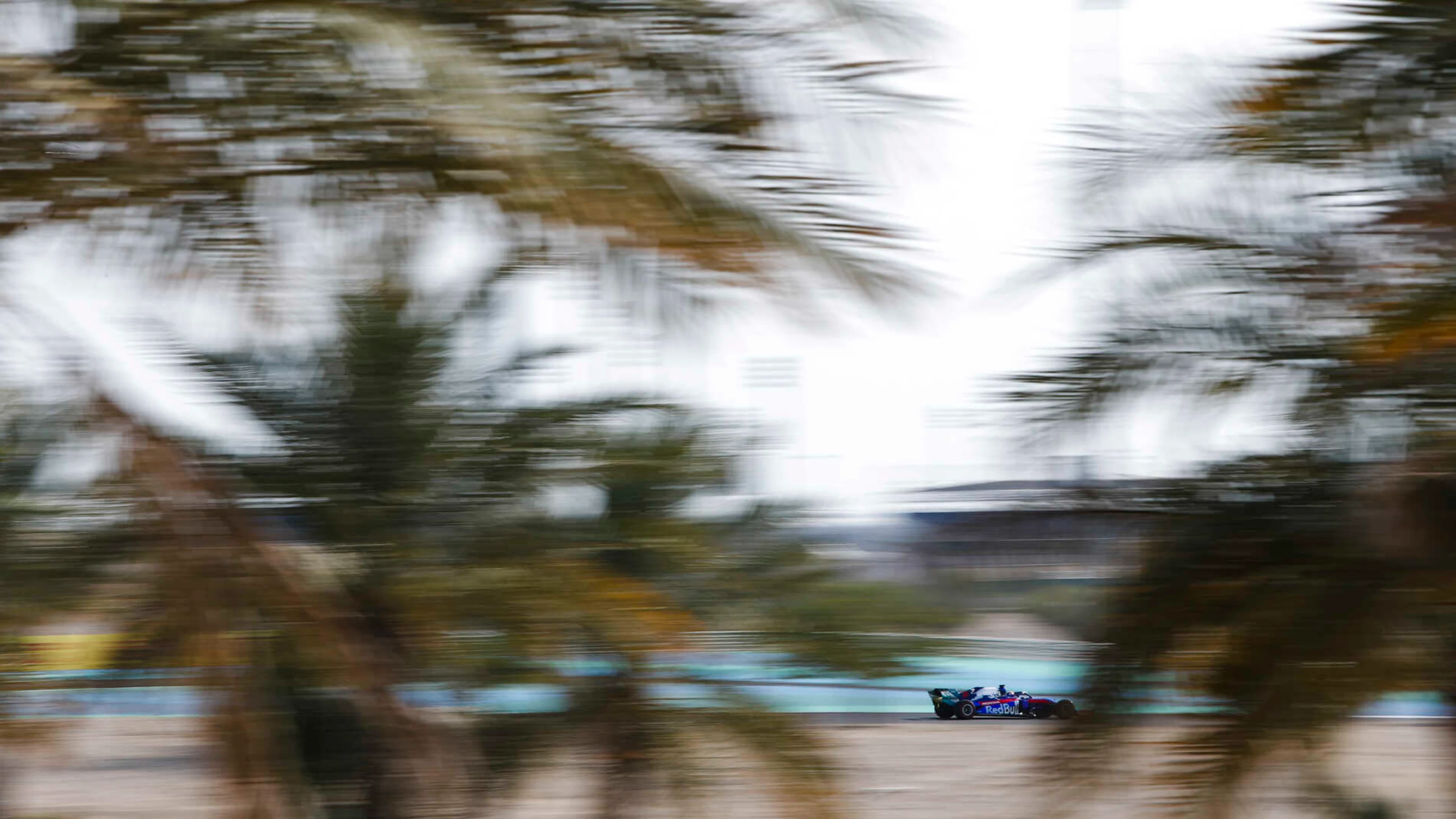 BAHRAIN INTERNATIONAL CIRCUIT, BAHRAIN - MARCH 30: Daniil Kvyat, Toro Rosso STR14 during the