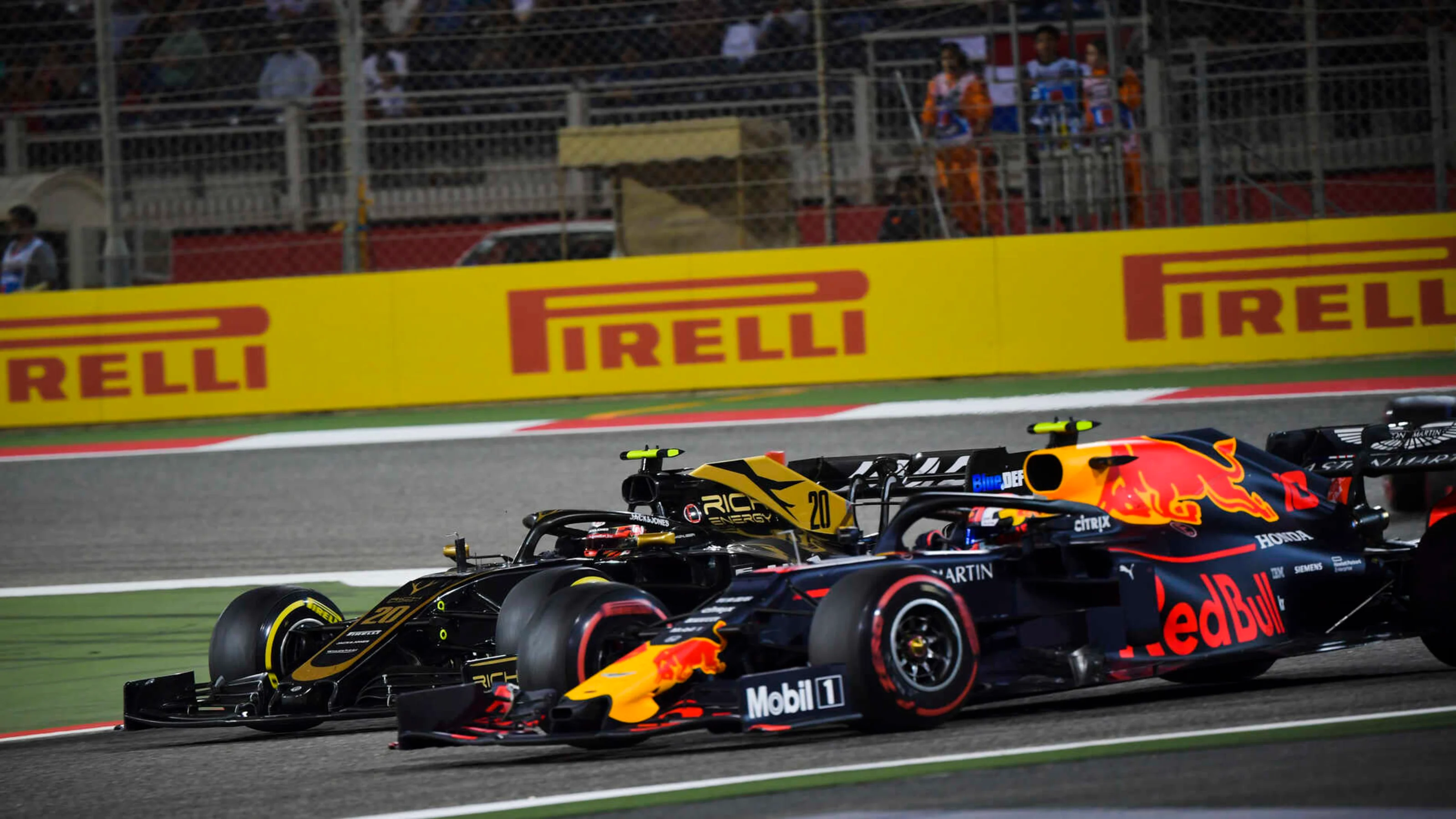 BAHRAIN INTERNATIONAL CIRCUIT, BAHRAIN - MARCH 31: Kevin Magnussen, Haas VF-19, battles with Pierre
