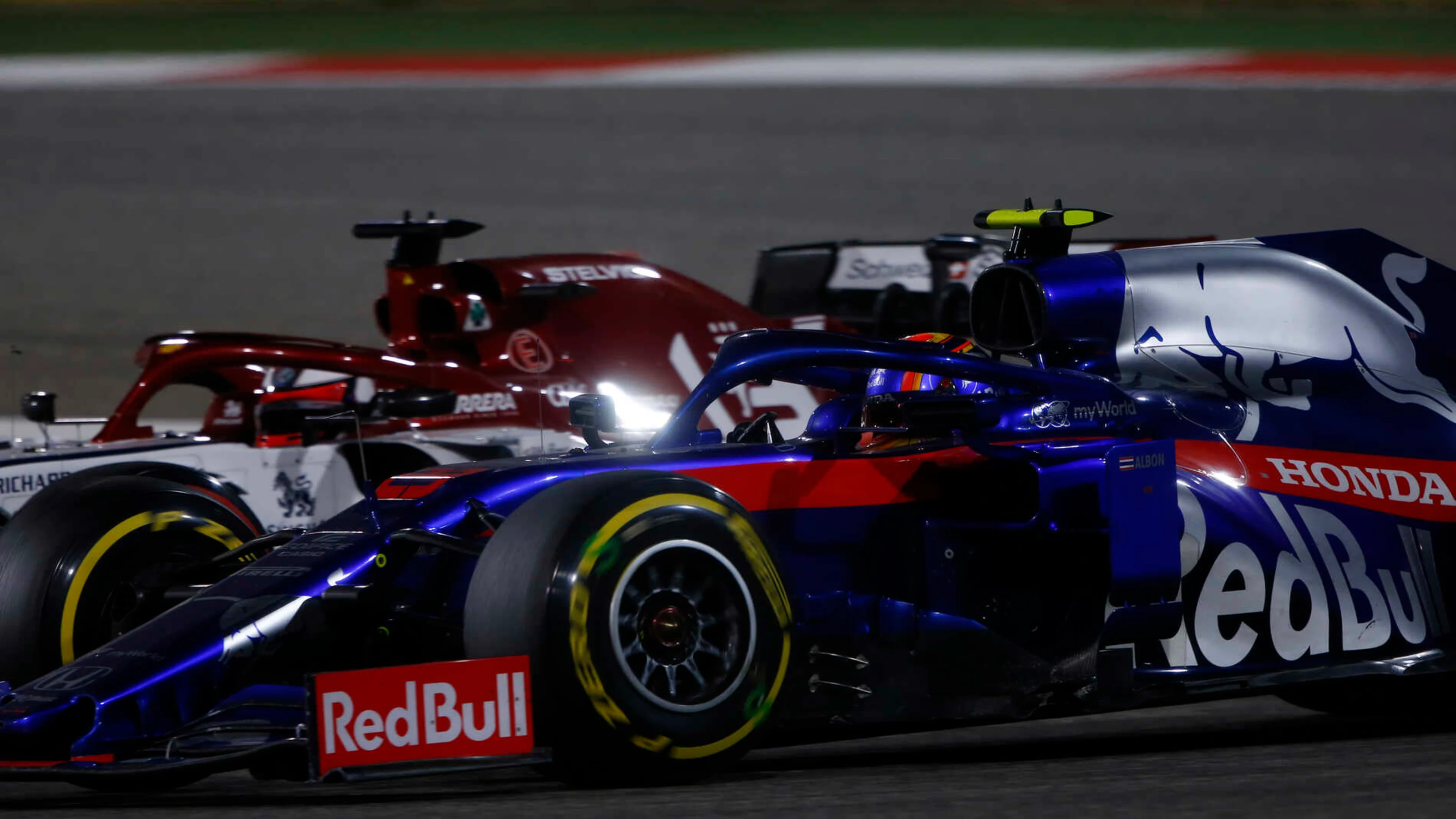 BAHRAIN INTERNATIONAL CIRCUIT, BAHRAIN - MARCH 31: Alexander Albon, Toro Rosso STR14, leads Kimi