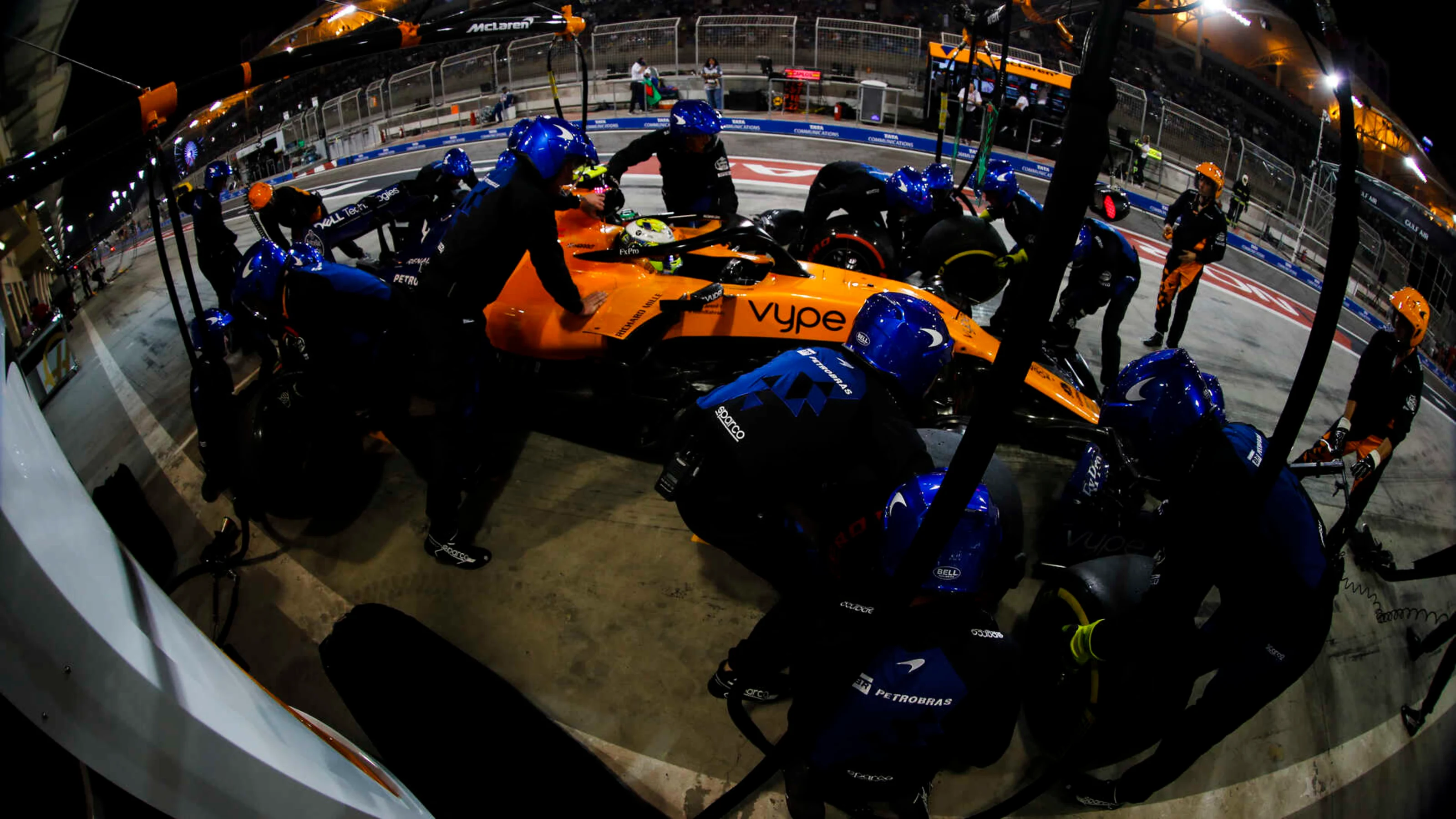 BAHRAIN INTERNATIONAL CIRCUIT, BAHRAIN - MARCH 31: Lando Norris, McLaren MCL34, makes a pit stop