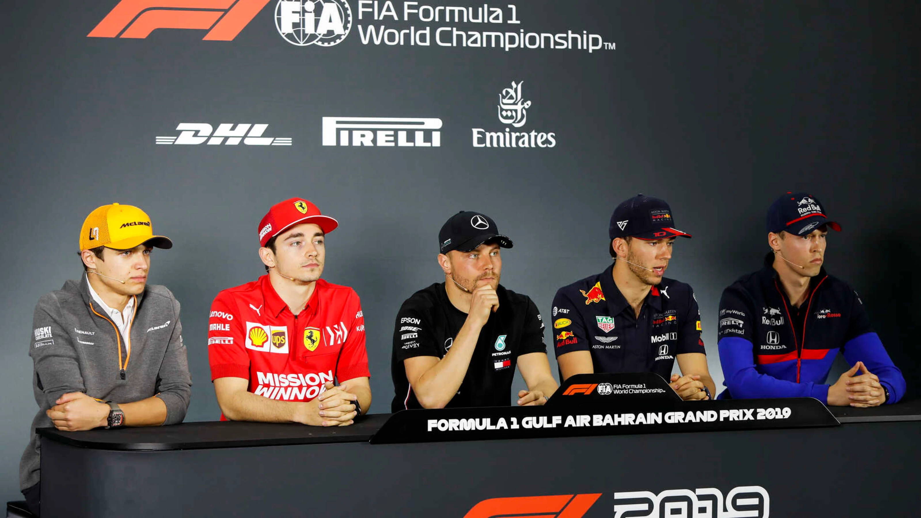 BAHRAIN INTERNATIONAL CIRCUIT, BAHRAIN - MARCH 28: Lando Norris, McLaren, Charles Leclerc, Ferrari,