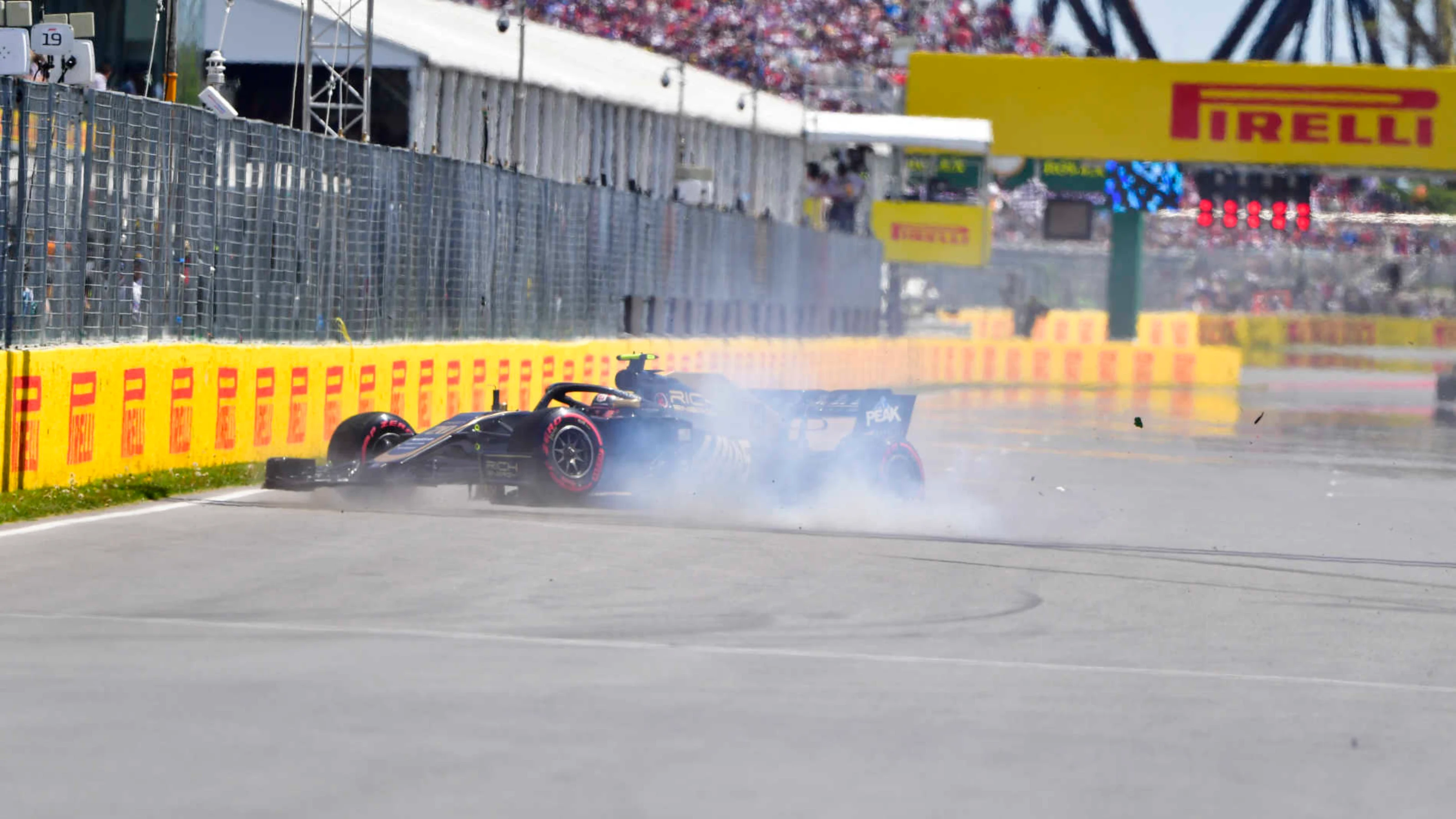 CIRCUIT GILLES-VILLENEUVE, CANADA - JUNE 08: Kevin Magnussen, Haas VF-19 crashes in qualifying
