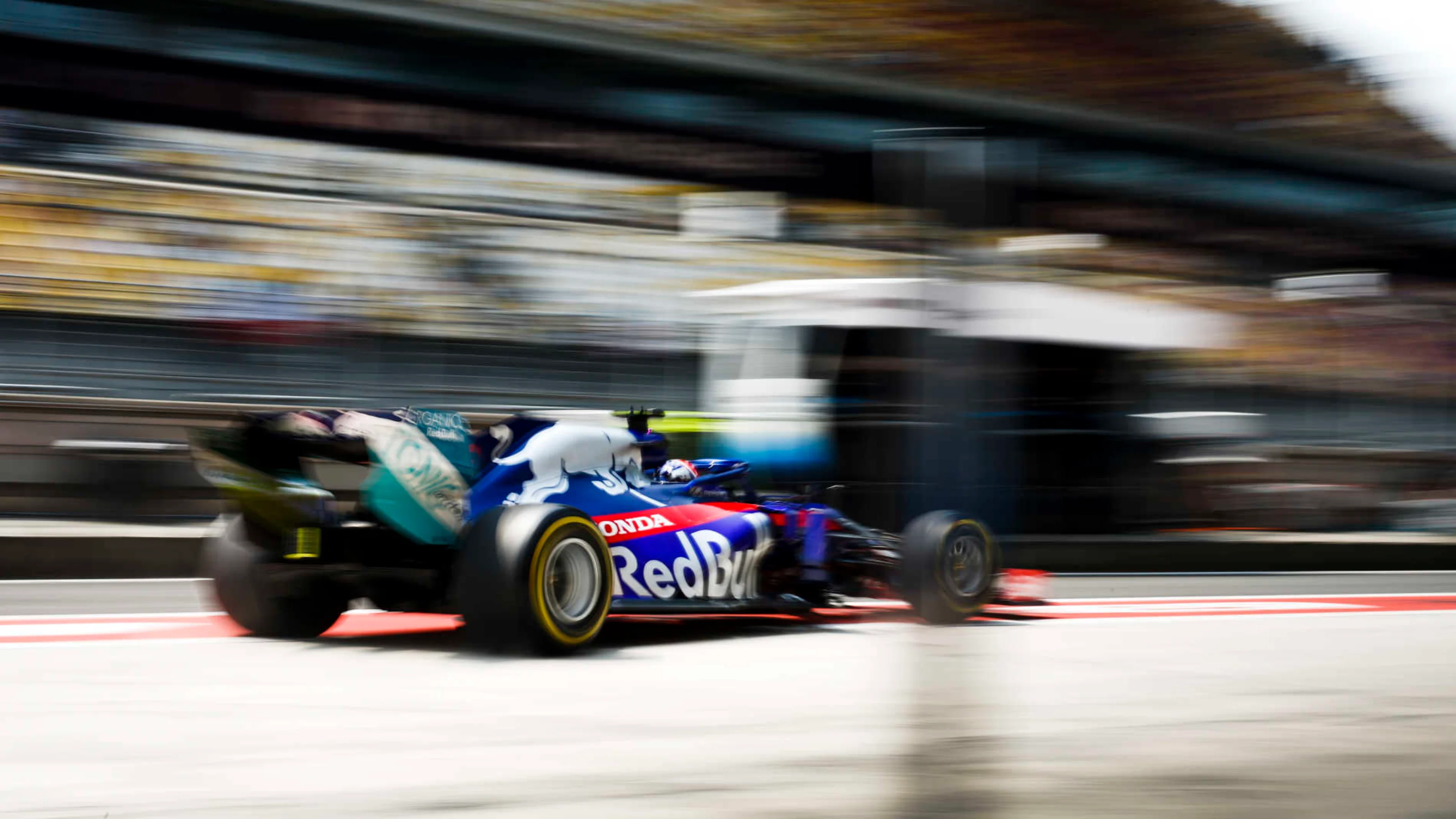 SHANGHAI INTERNATIONAL CIRCUIT, CHINA - APRIL 12: Daniil Kvyat, Toro Rosso STR14 during the Chinese