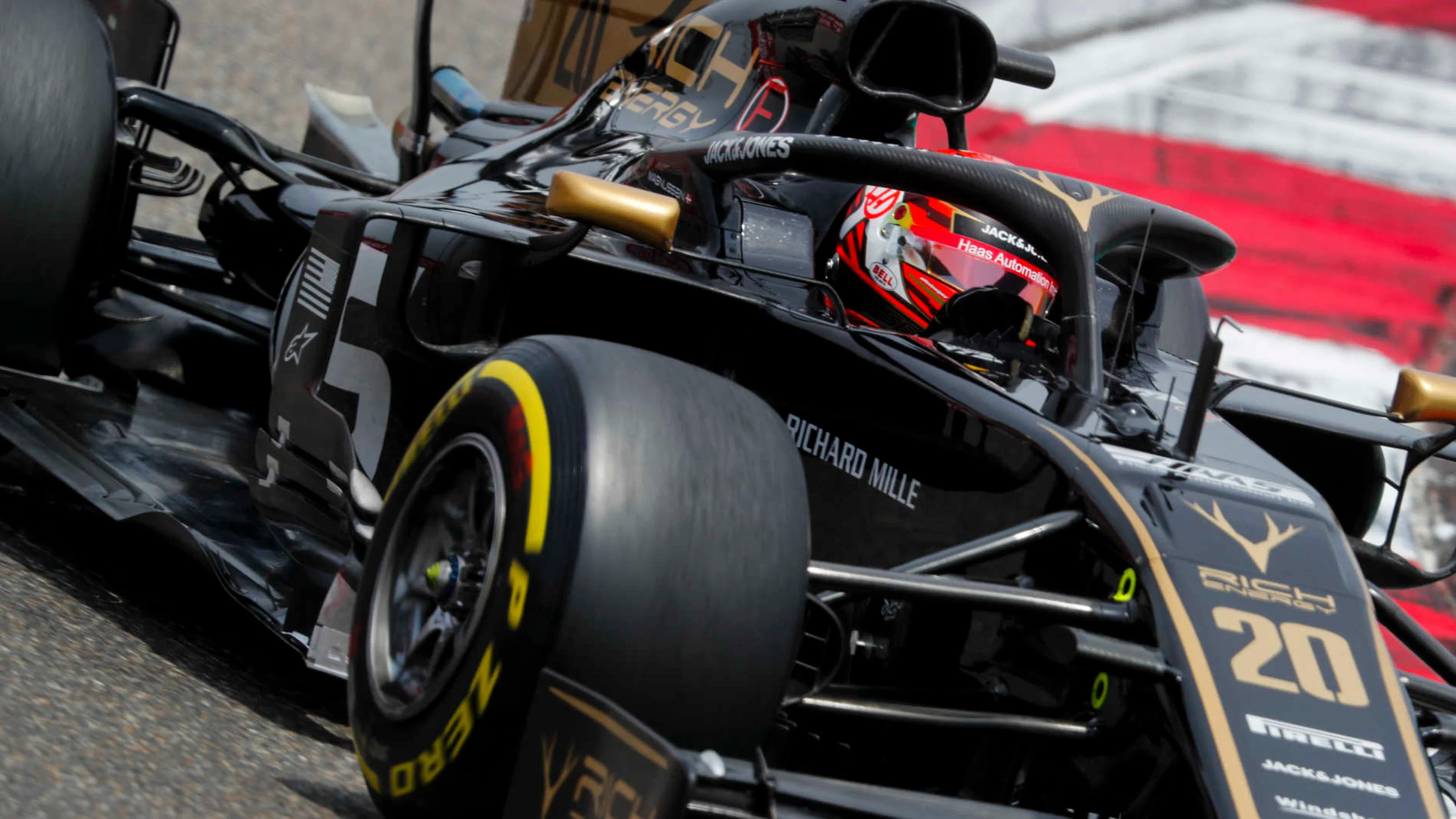 SHANGHAI INTERNATIONAL CIRCUIT, CHINA - APRIL 13: Kevin Magnussen, Haas VF-19 during the Chinese GP