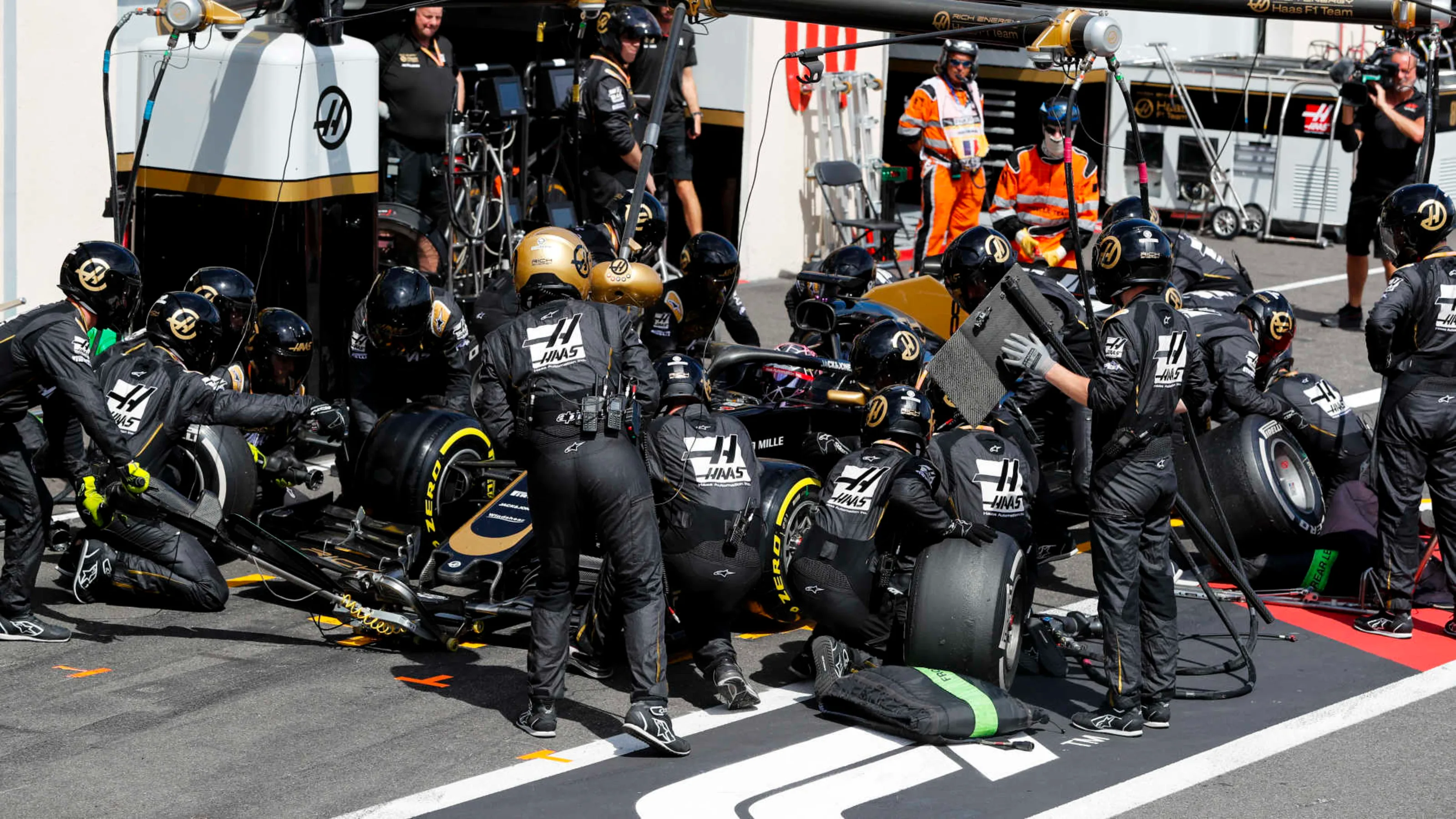 CIRCUIT PAUL RICARD, FRANCE - JUNE 23: Romain Grosjean, Haas VF-19, makes a pit stop during the