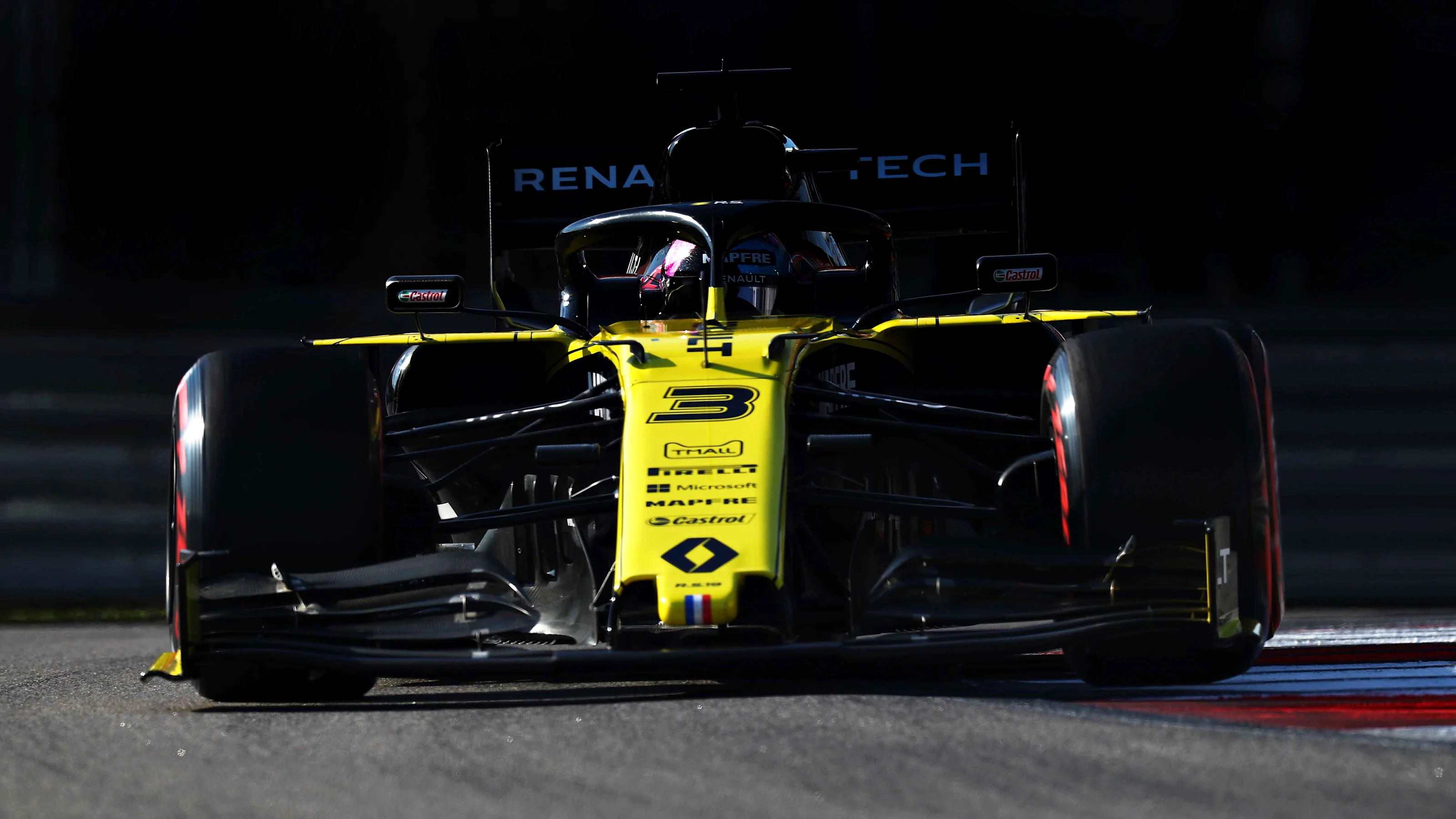 SOCHI, RUSSIA - SEPTEMBER 28: Daniel Ricciardo of Australia driving the (3) Renault Sport Formula
