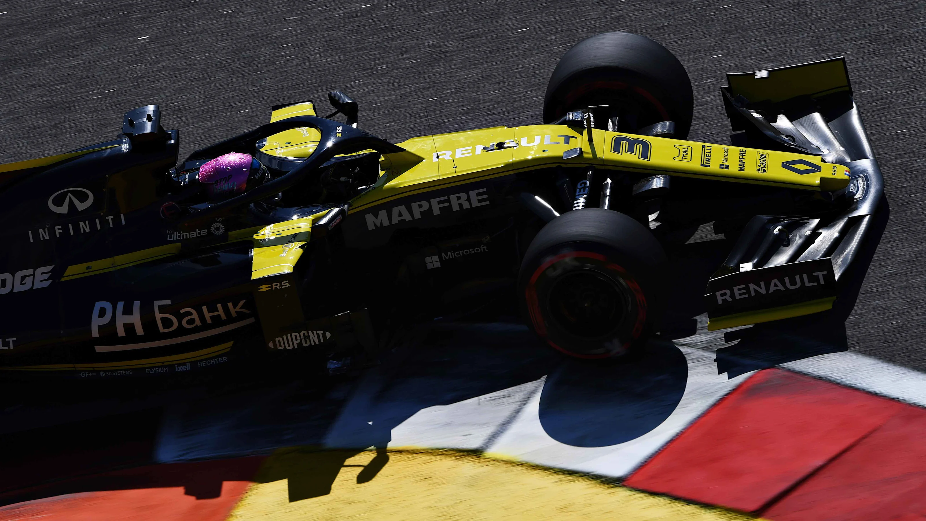 SOCHI, RUSSIA - SEPTEMBER 29: Daniel Ricciardo of Australia driving the (3) Renault Sport Formula