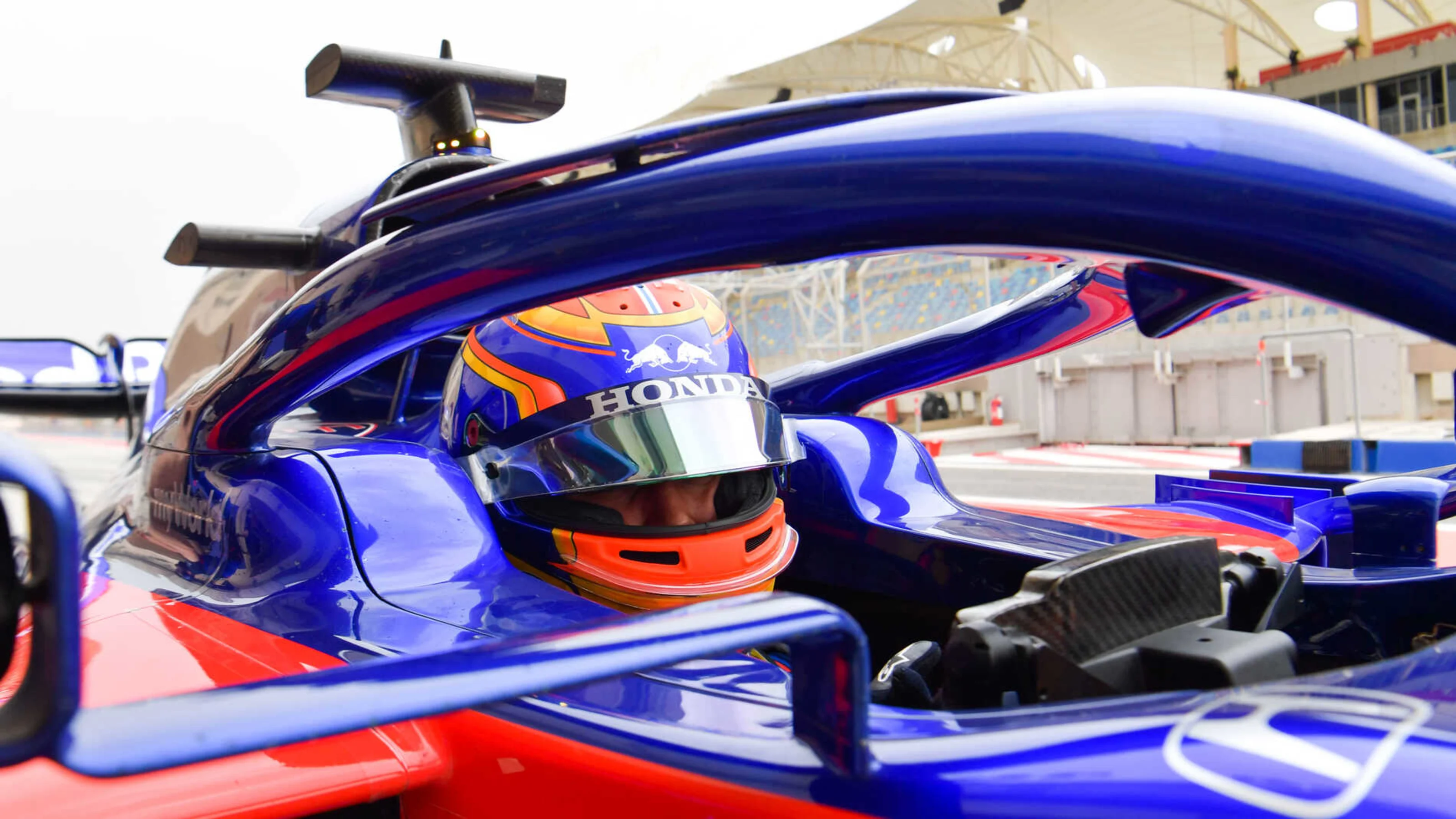 BAHRAIN INTERNATIONAL CIRCUIT, BAHRAIN - APRIL 02: Daniil Kvyat, Toro Rosso STR14 during the