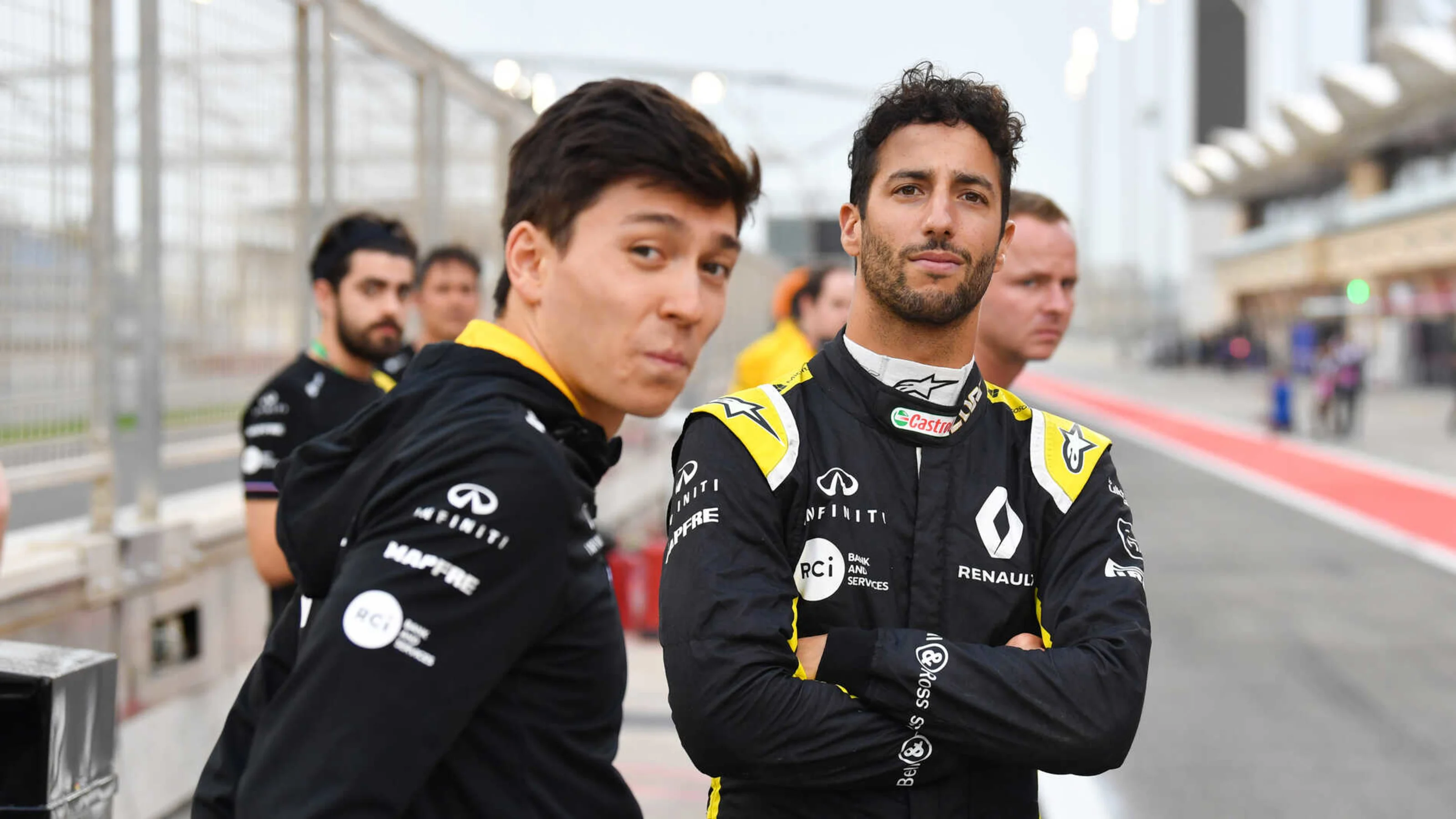 BAHRAIN INTERNATIONAL CIRCUIT, BAHRAIN - APRIL 02: Daniel Ricciardo, Renault, watches from the pit