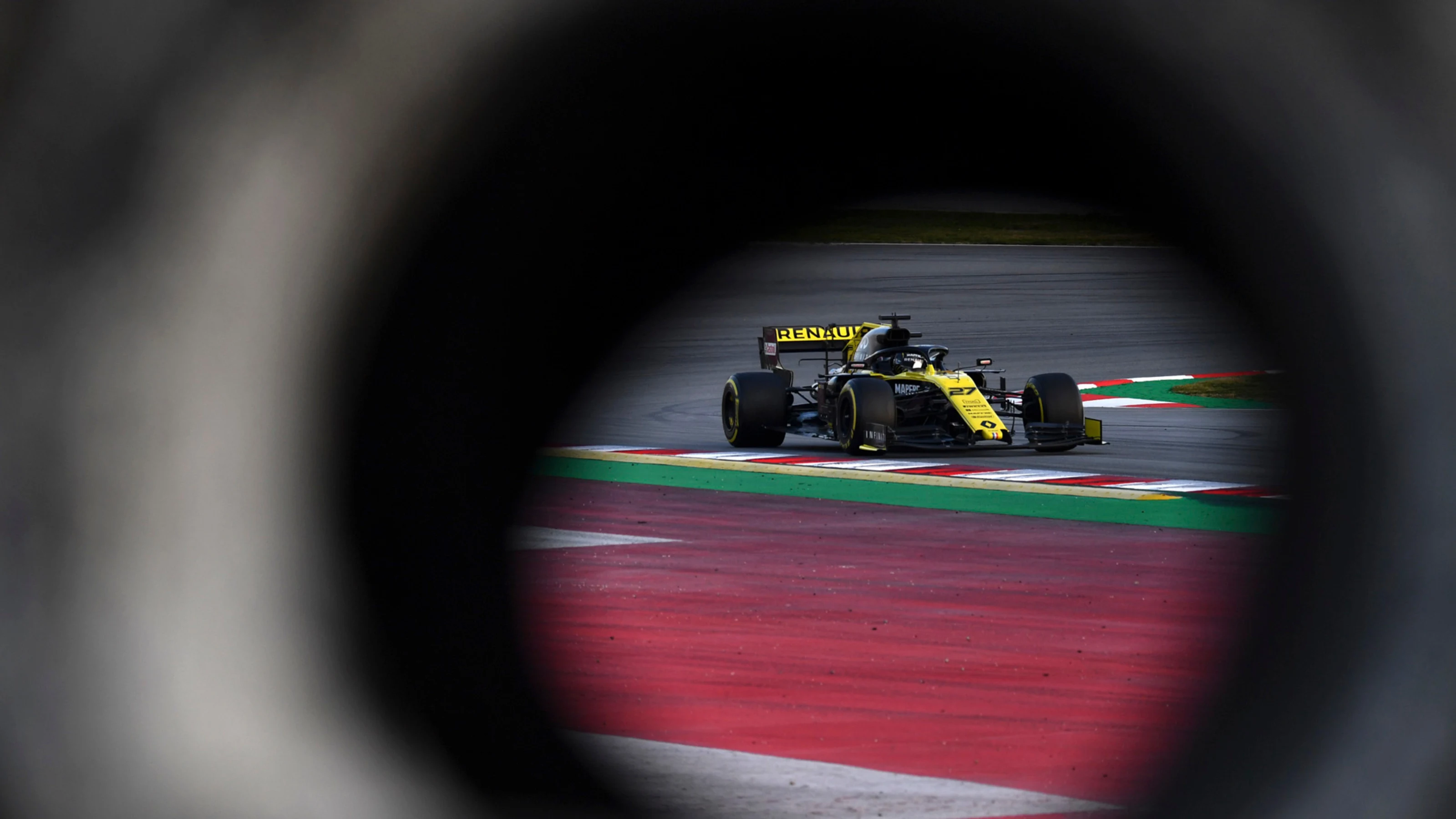 CIRCUIT DE BARCELONA-CATALUNYA, SPAIN - FEBRUARY 19: Nico Hulkenberg, Renault Sport F1 Team R.S. 19