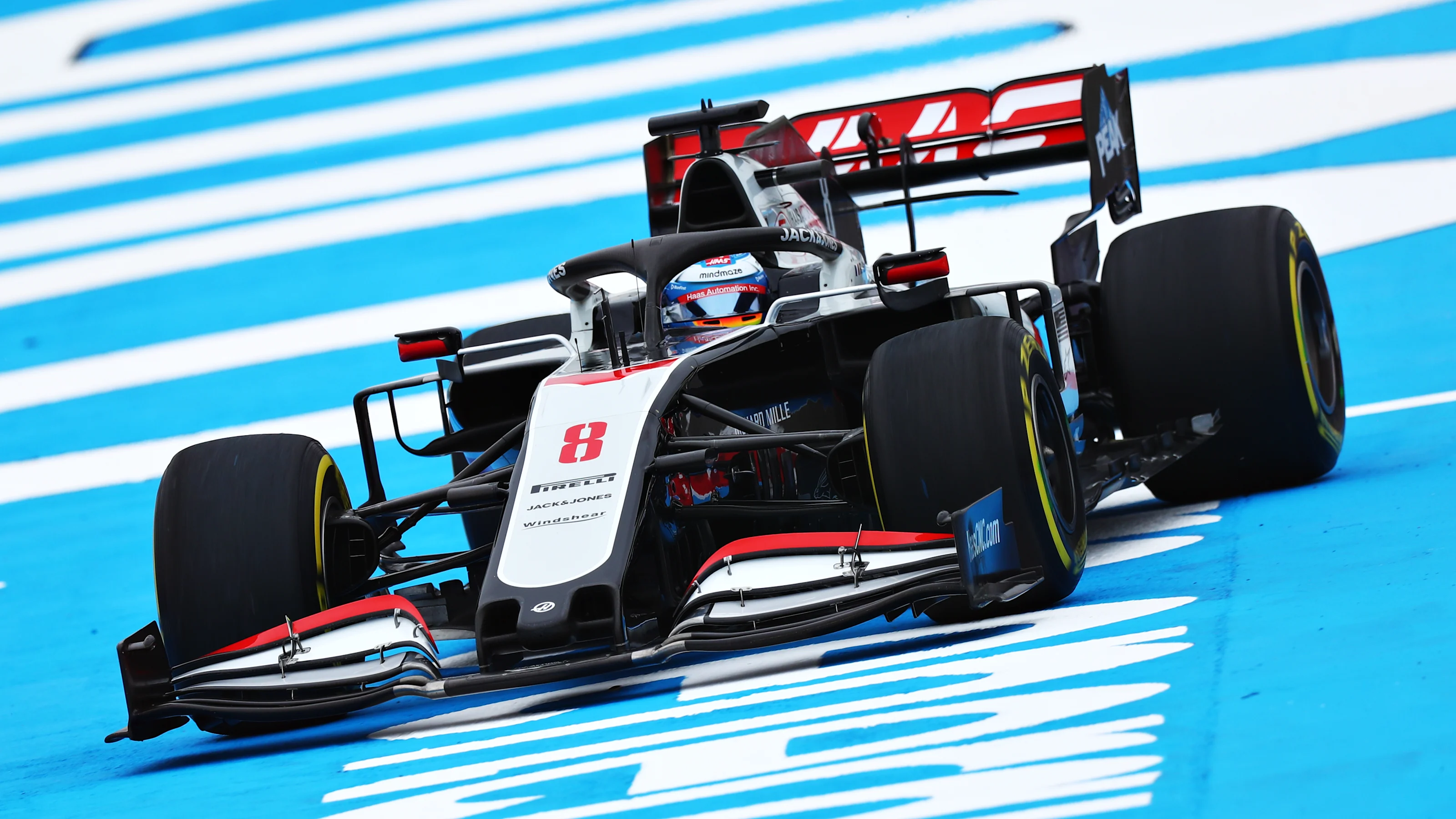BAHRAIN, BAHRAIN - NOVEMBER 27: Romain Grosjean of France driving the (8) Haas F1 Team VF-20