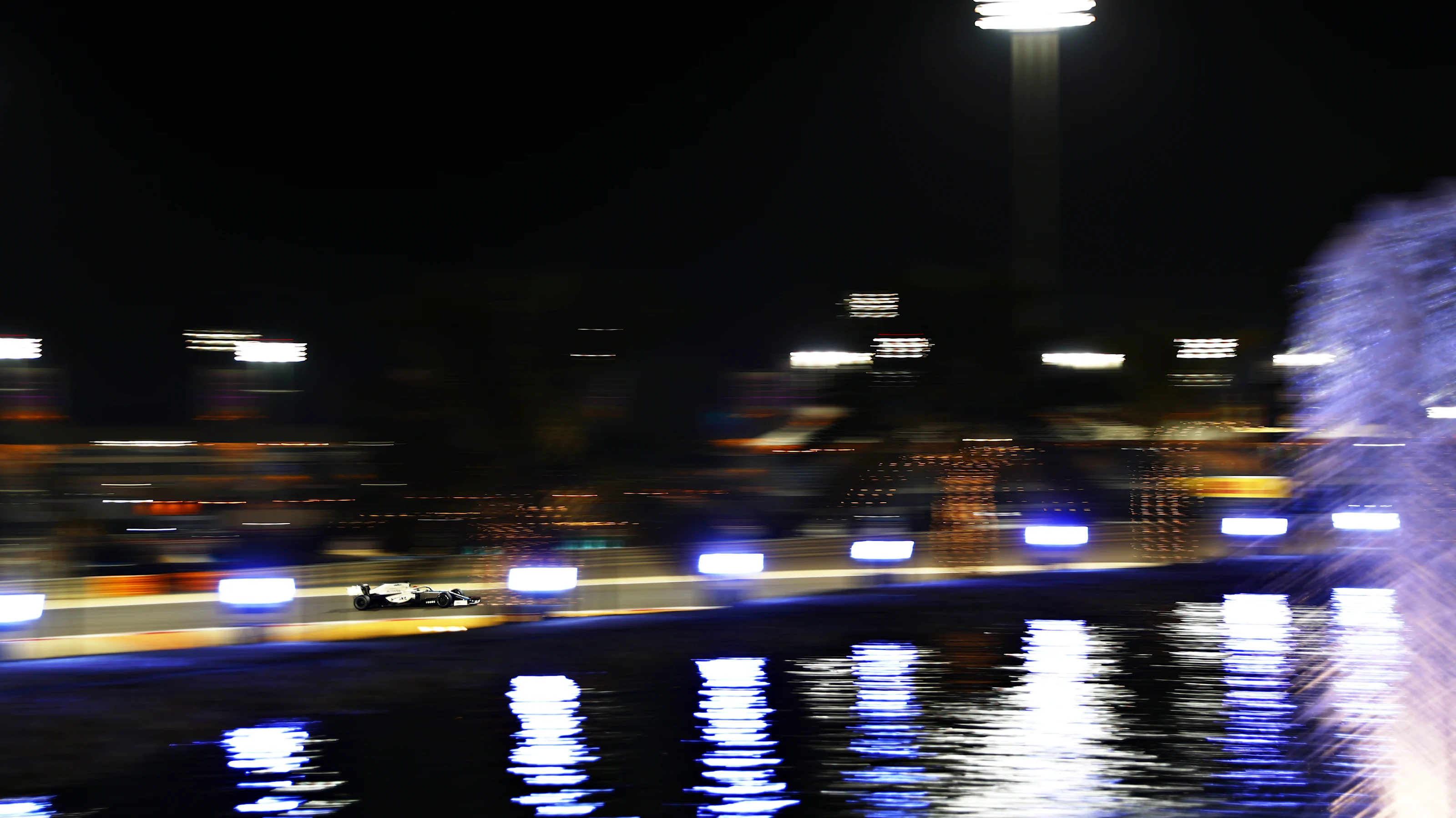 BAHRAIN, BAHRAIN - NOVEMBER 27: George Russell of Great Britain driving the (63) Williams Racing