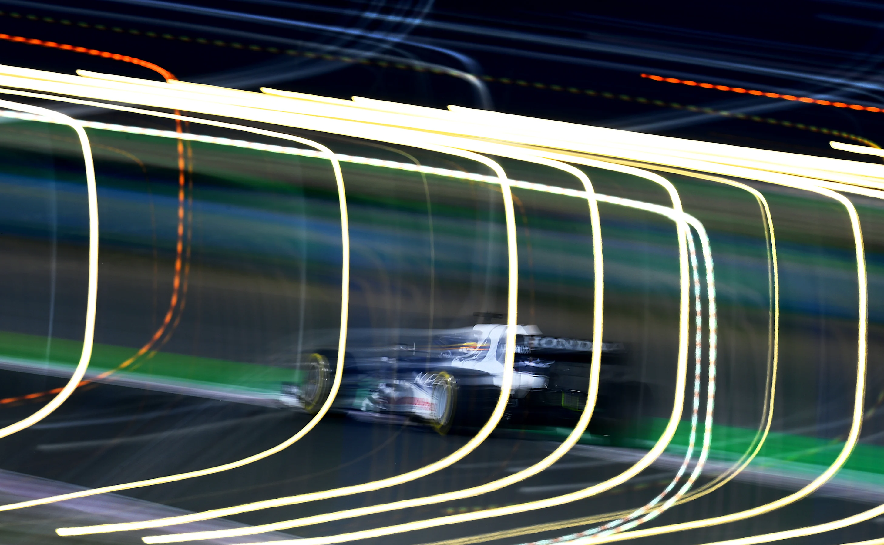DOHA, QATAR - NOVEMBER 21: Yuki Tsunoda of Japan driving the (22) Scuderia AlphaTauri AT02 Honda on