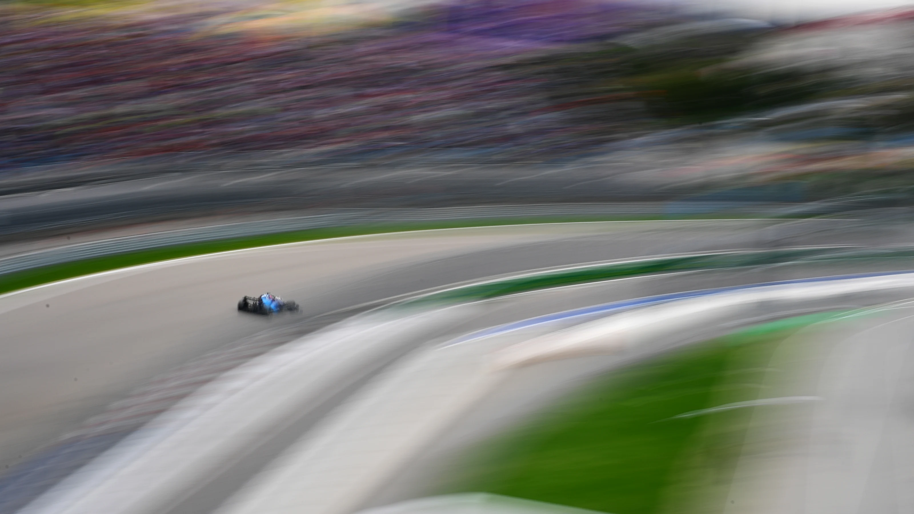 SOCHI, RUSSIA - SEPTEMBER 26: George Russell of Great Britain driving the (63) Williams Racing