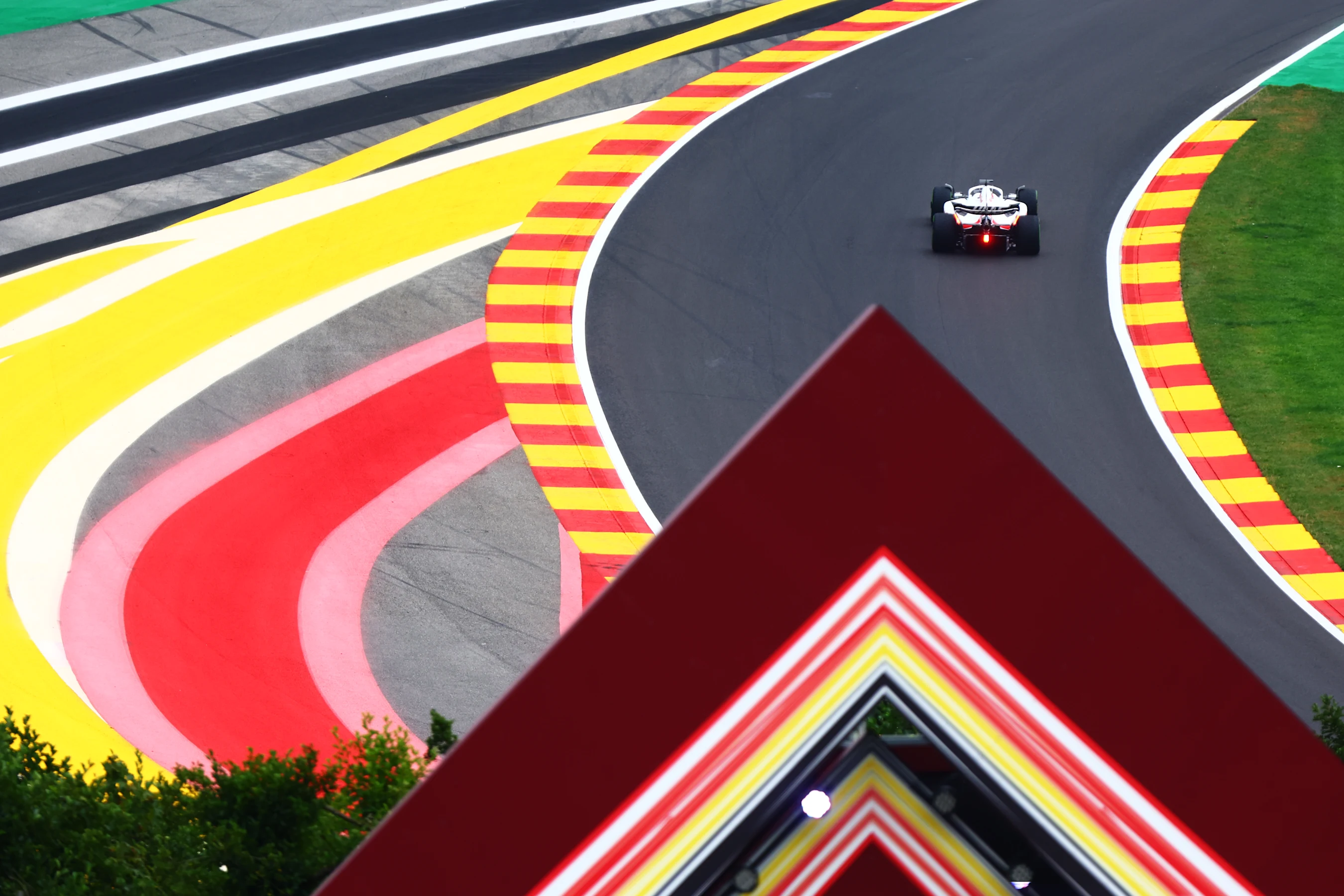 SPA, BELGIUM - AUGUST 26: Kevin Magnussen of Denmark driving the (20) Haas F1 VF-22 Ferrari on