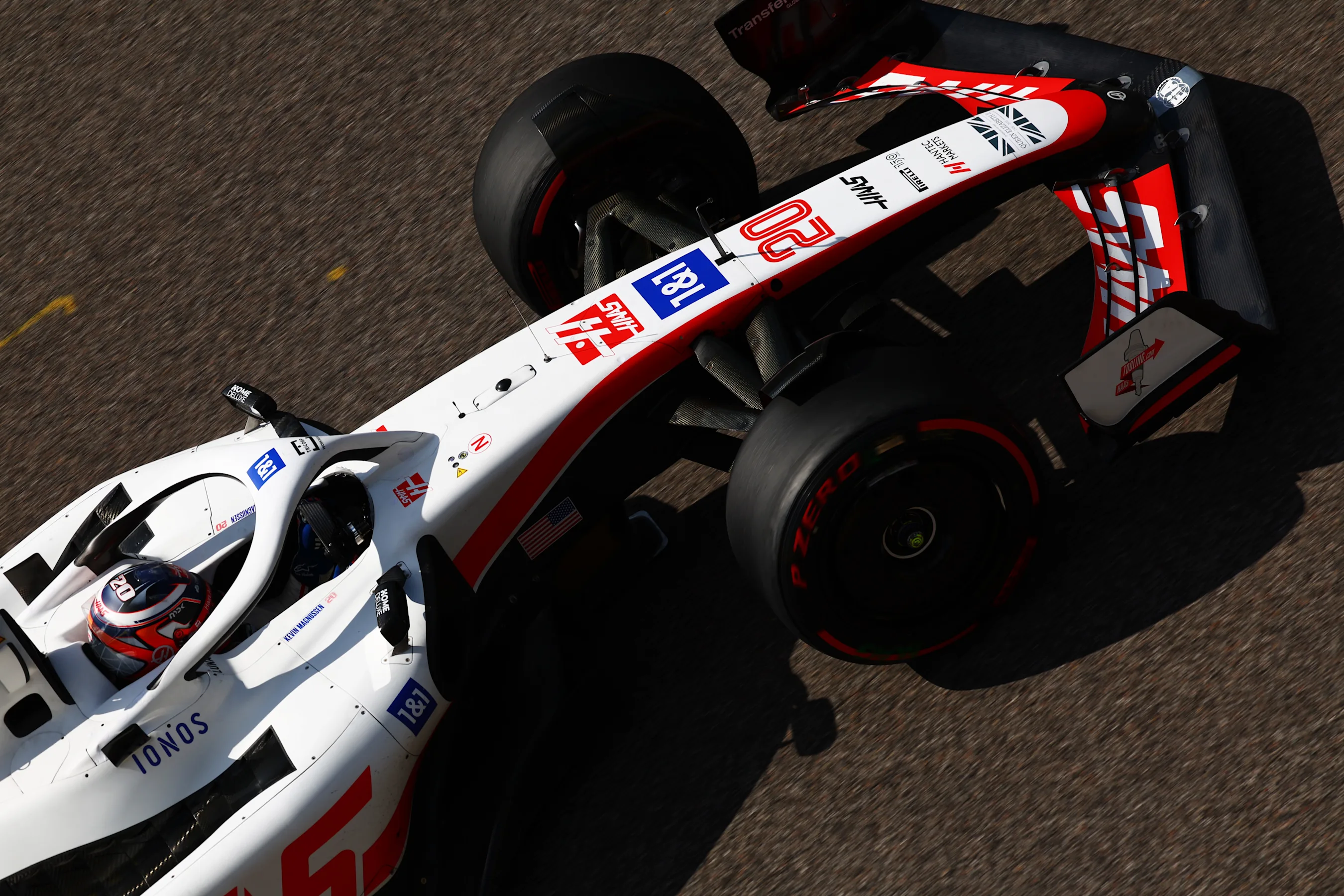 MONZA, ITALY - SEPTEMBER 09: Kevin Magnussen of Denmark driving the (20) Haas F1 VF-22 Ferrari on